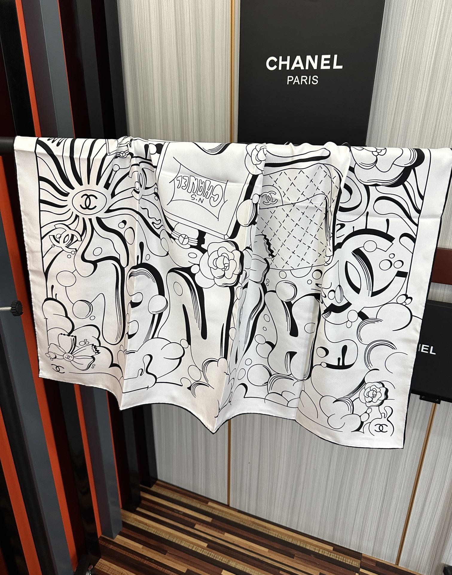 。 香奈儿 【山茶花5号香水瓶】👍2025香奶奶永远都是比较经典發一条印有5号香水瓶跟四叶草交织图案巧妙