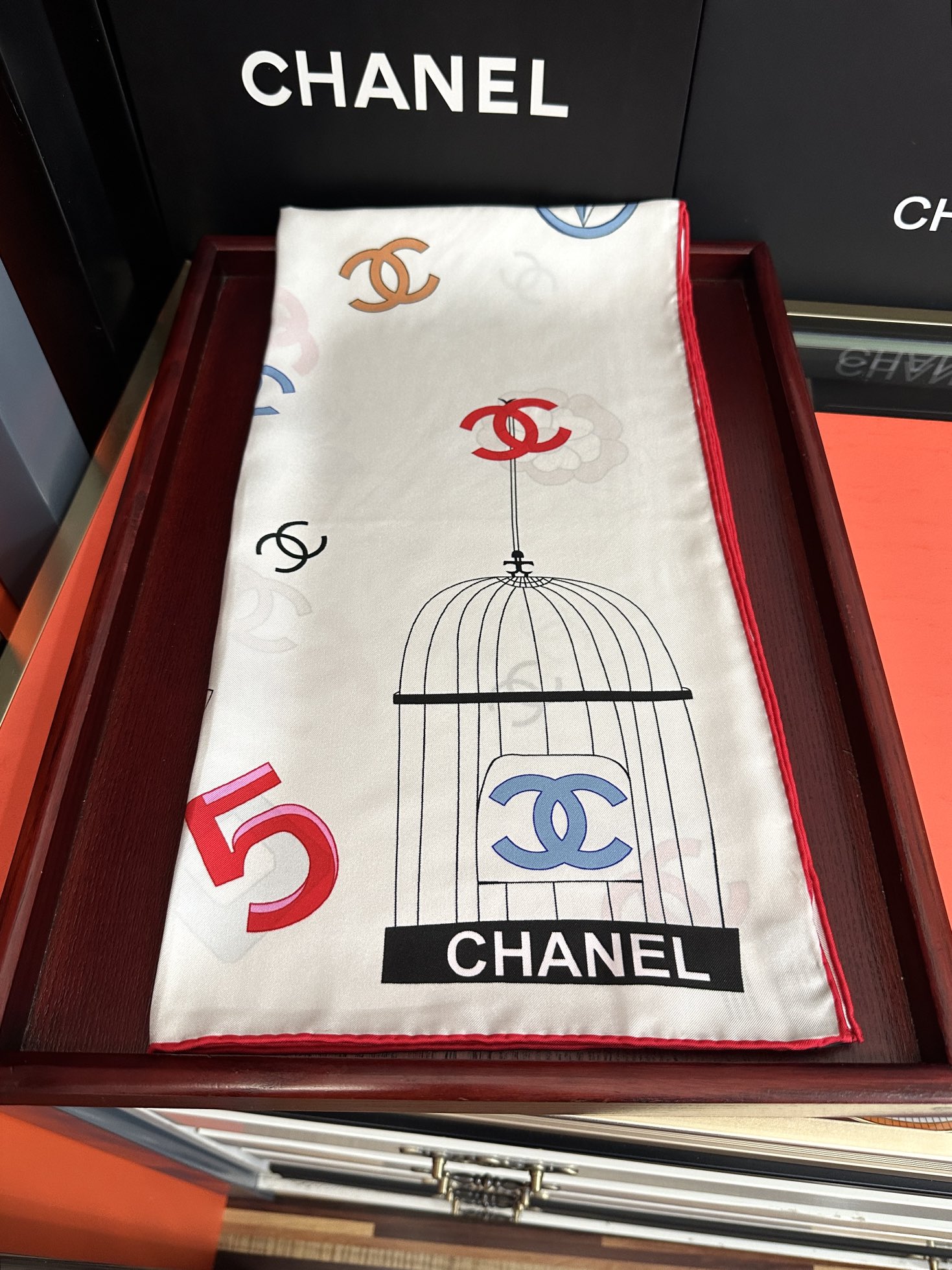 🆕香奈儿《字母鸟笼丝巾》得意经典配色庆祝融合品牌标识与艺术化鸟笼元素玫瑰低调中透露出高级感嘴唇标志性字母