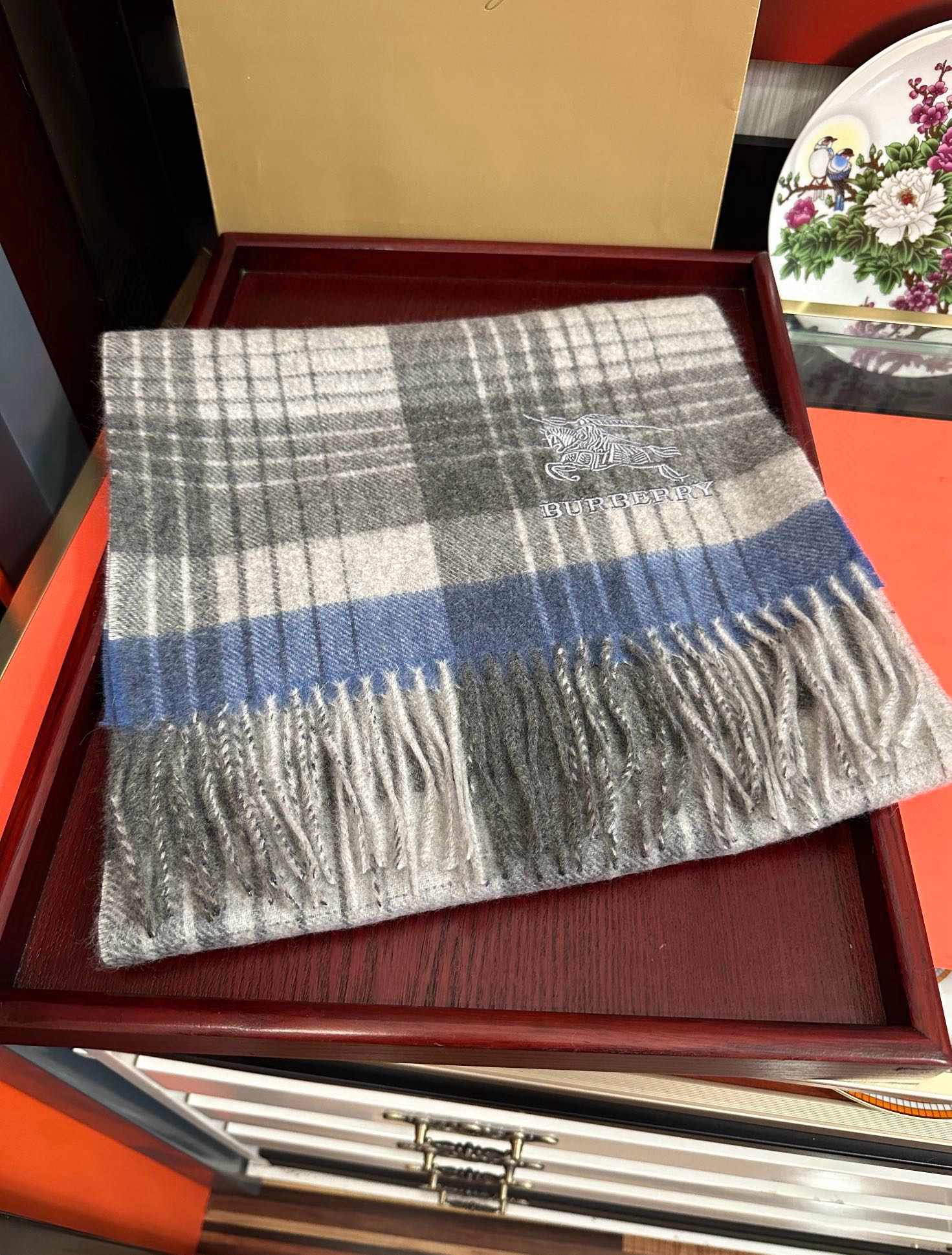 爱心   2025 新款。85%山羊绒 巴宝莉采用内蒙古顶级山羊绒，最新款男女通用情侣款👫重磅推荐💥 经