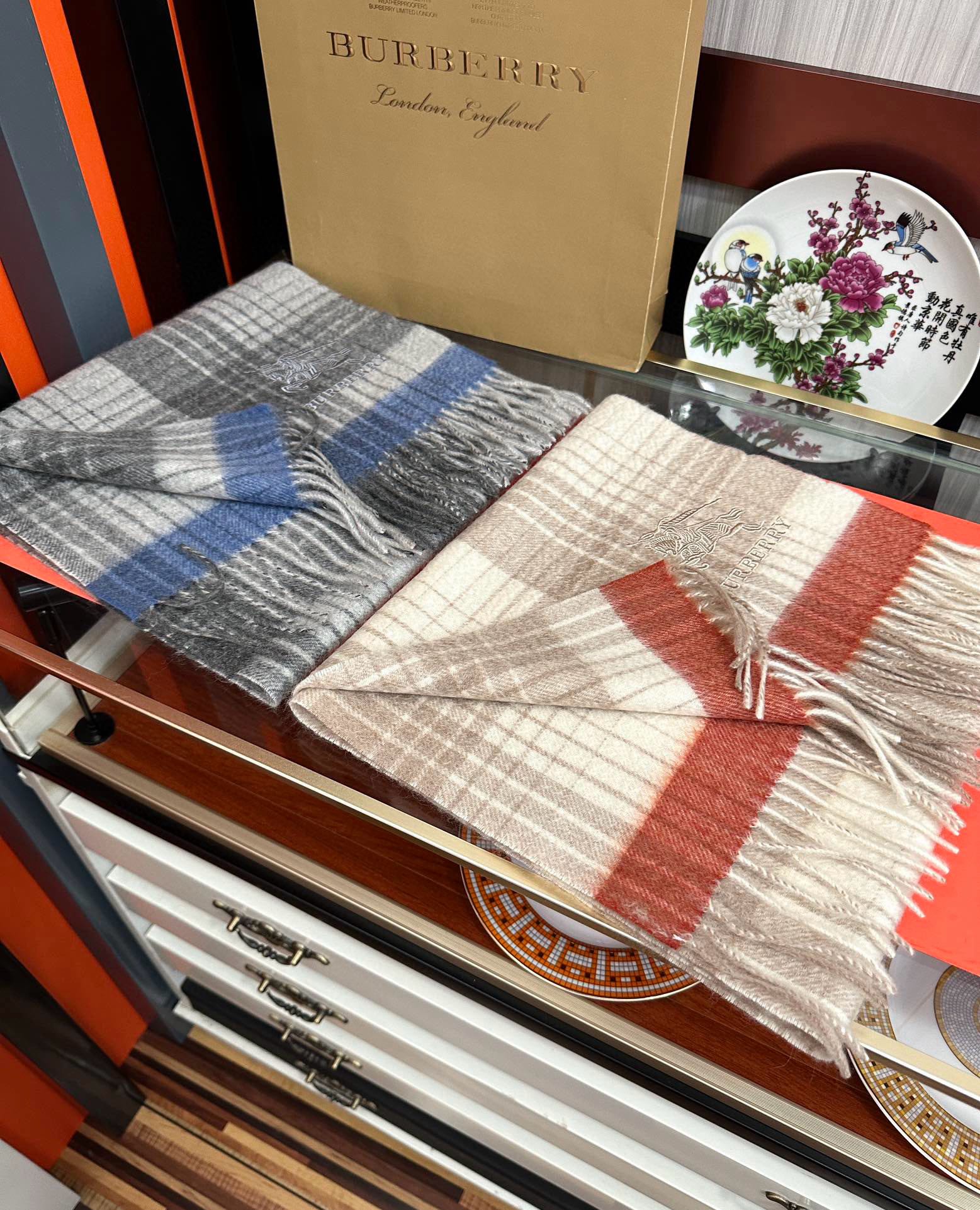 爱心   2025 新款。85%山羊绒 巴宝莉采用内蒙古顶级山羊绒，最新款男女通用情侣款👫重磅推荐💥 经