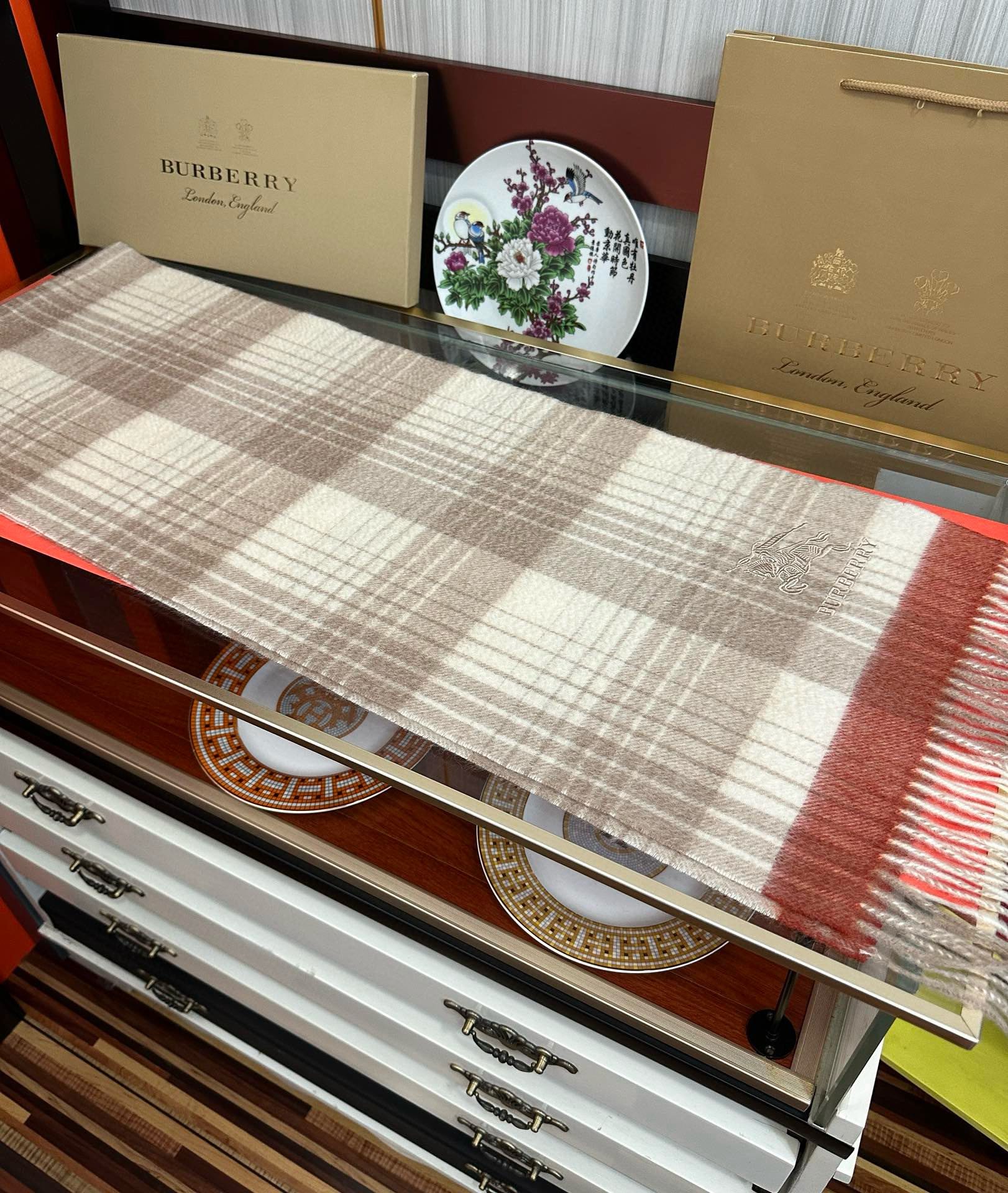 爱心   2025 新款。85%山羊绒 巴宝莉采用内蒙古顶级山羊绒，最新款男女通用情侣款👫重磅推荐💥 经