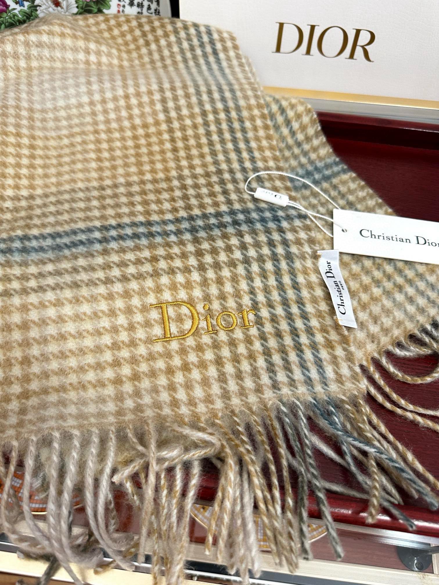 。85%山羊绒  2025迪家 爱心采用内蒙古顶级山羊绒，最新款男女通用情侣款👫重磅推荐💥 经典的格子，