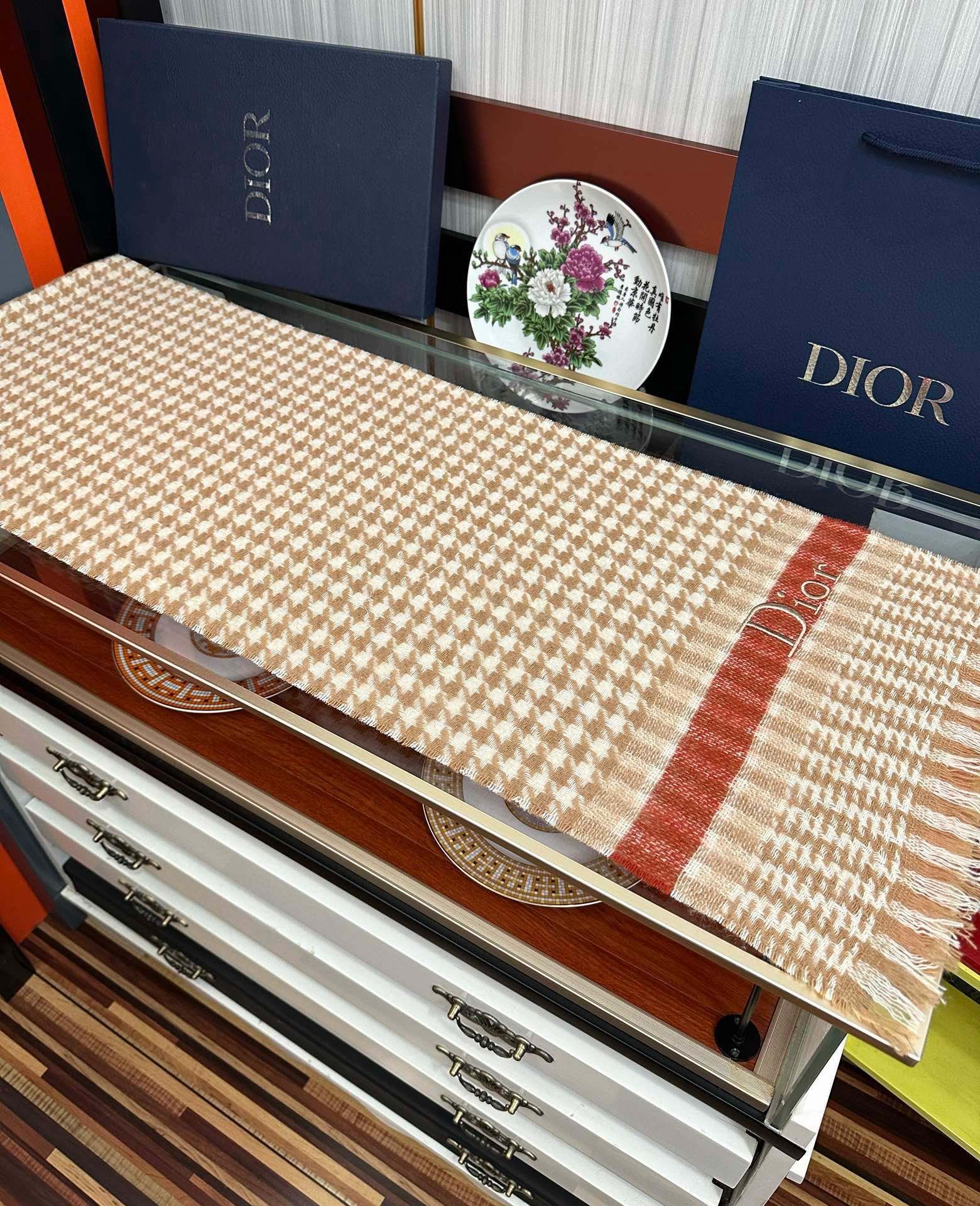 上新。 太美了2025  迪家采用内蒙古羊绒，最新款男女通用情侣款👫重磅推荐💥 经典的格子，永不过时。非