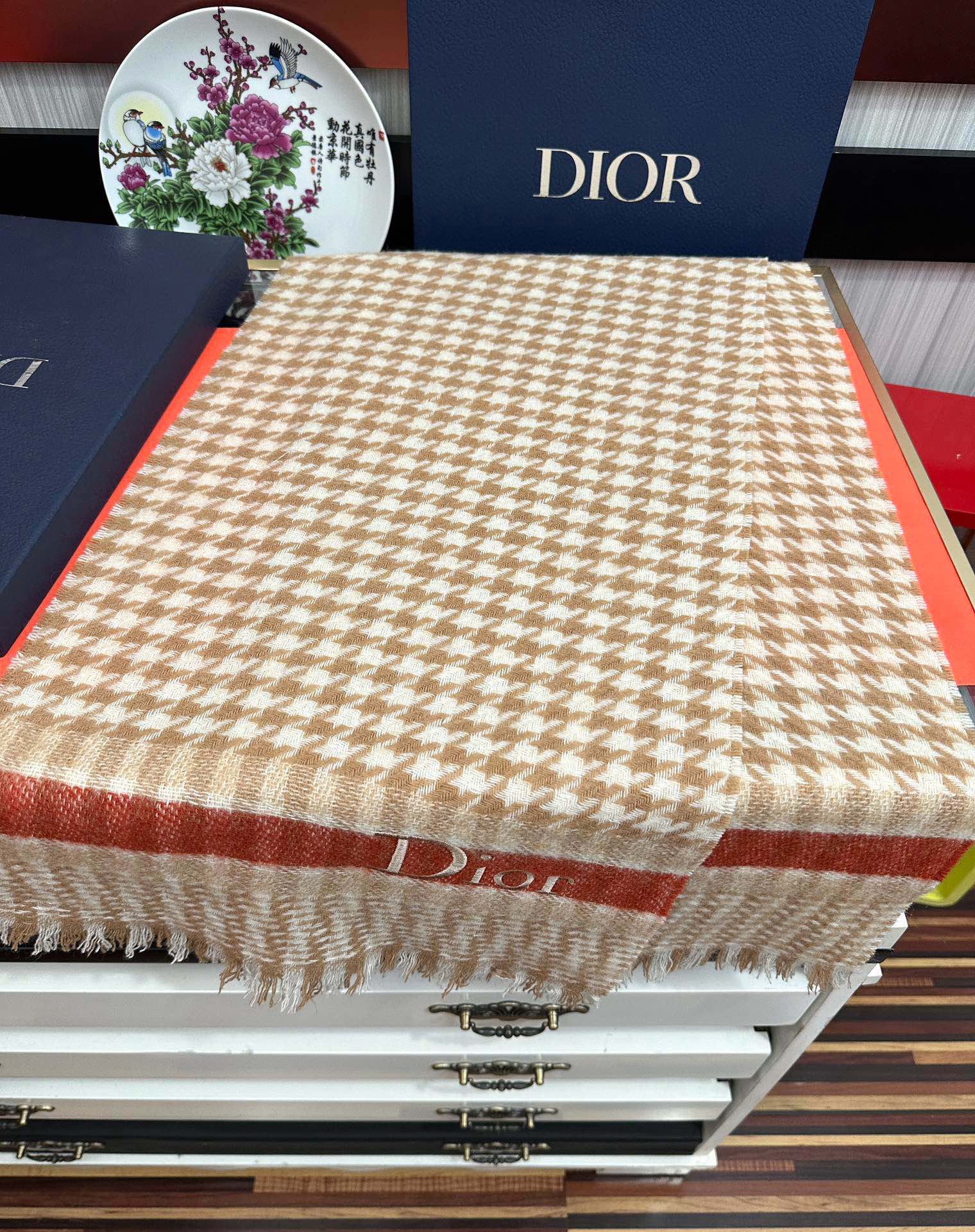 上新。 太美了2025  迪家采用内蒙古羊绒，最新款男女通用情侣款👫重磅推荐💥 经典的格子，永不过时。非