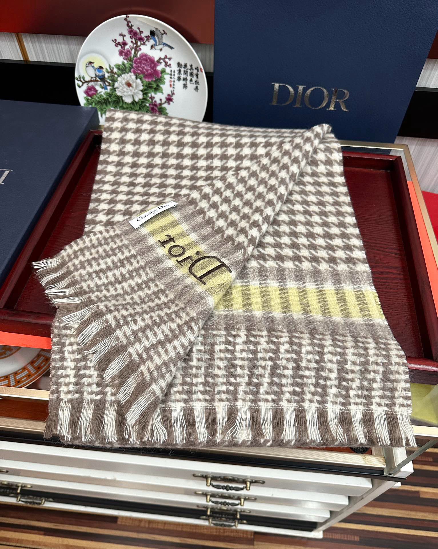 上新。 太美了2025  迪家采用内蒙古羊绒，最新款男女通用情侣款👫重磅推荐💥 经典的格子，永不过时。非