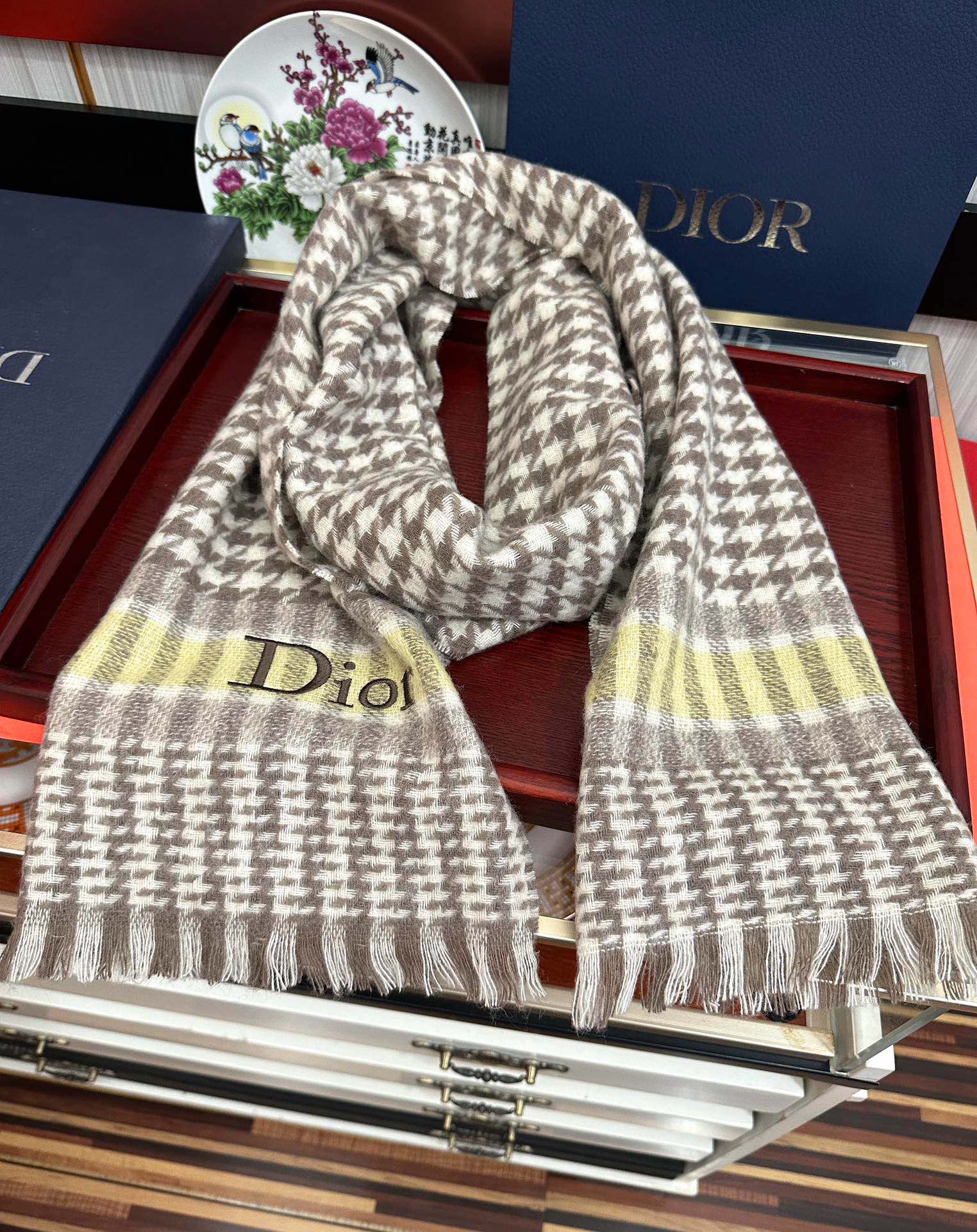 上新。 太美了2025  迪家采用内蒙古羊绒，最新款男女通用情侣款👫重磅推荐💥 经典的格子，永不过时。非