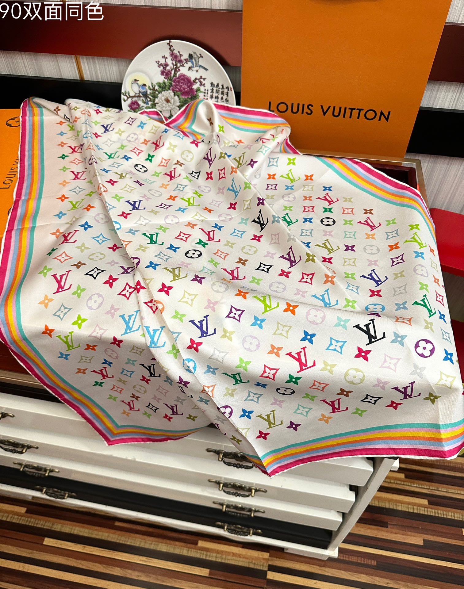 。2010 高版本LV官网同步【双面同色】庆祝“L家”90典藏方巾通过别致的经典色彩向原创设计致敬太阳作