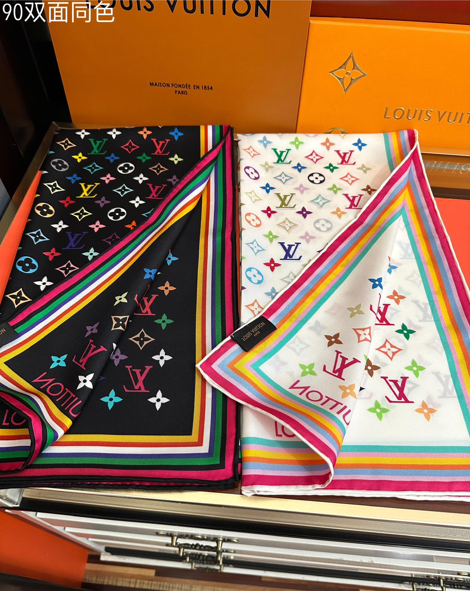 。2010 高版本LV官网同步【双面同色】庆祝“L家”90典藏方巾通过别致的经典色彩向原创设计致敬太阳作