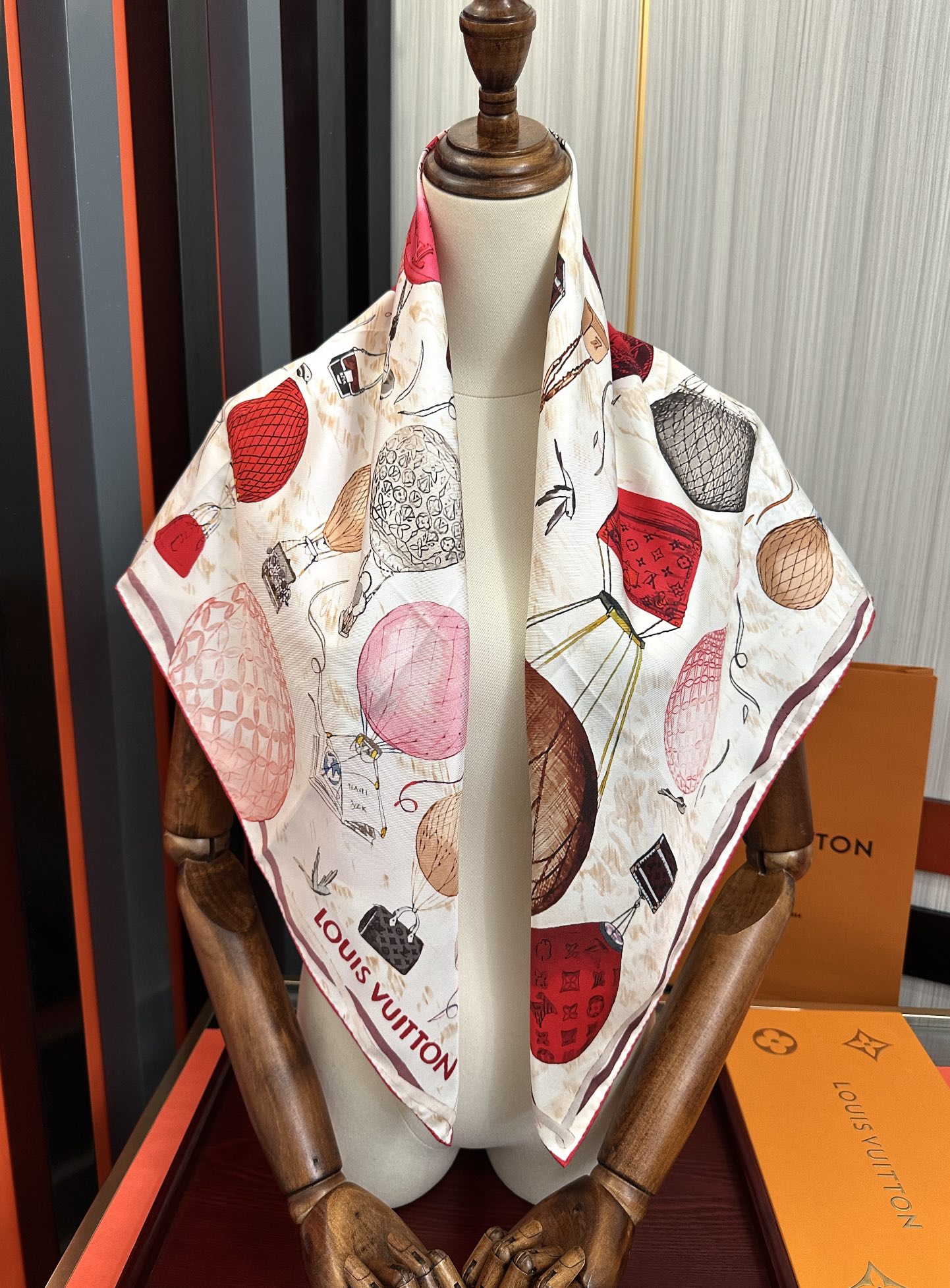 。LV官网同步【双面同色 热气球⚽️】精致卷边 太美了庆祝永远都是那么经典“通过别致的经典色彩向原创设计