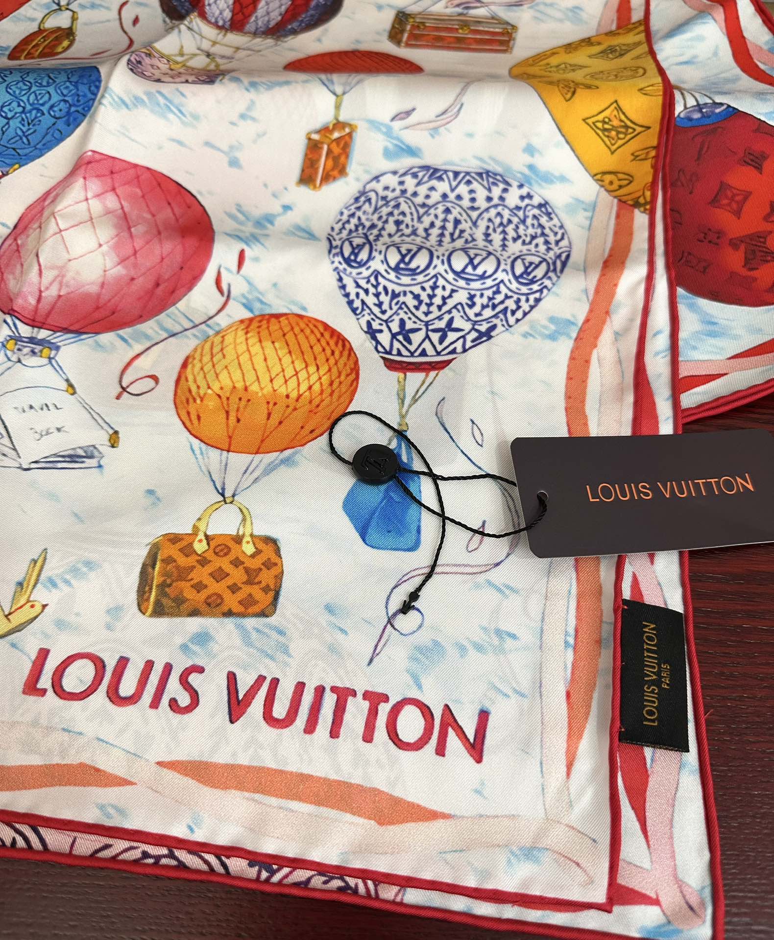 。LV官网同步【双面同色 热气球⚽️】精致卷边 太美了庆祝永远都是那么经典“通过别致的经典色彩向原创设计