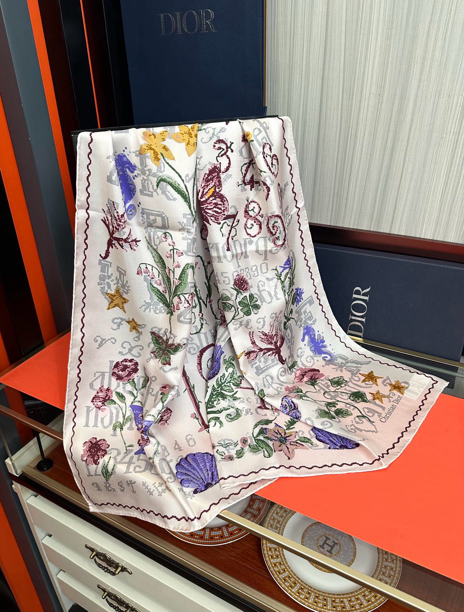  。高版本Dior【复古十字绣】这款方巾饰以 Christian 1947 印花嘴唇点缀以充满诗情画意的