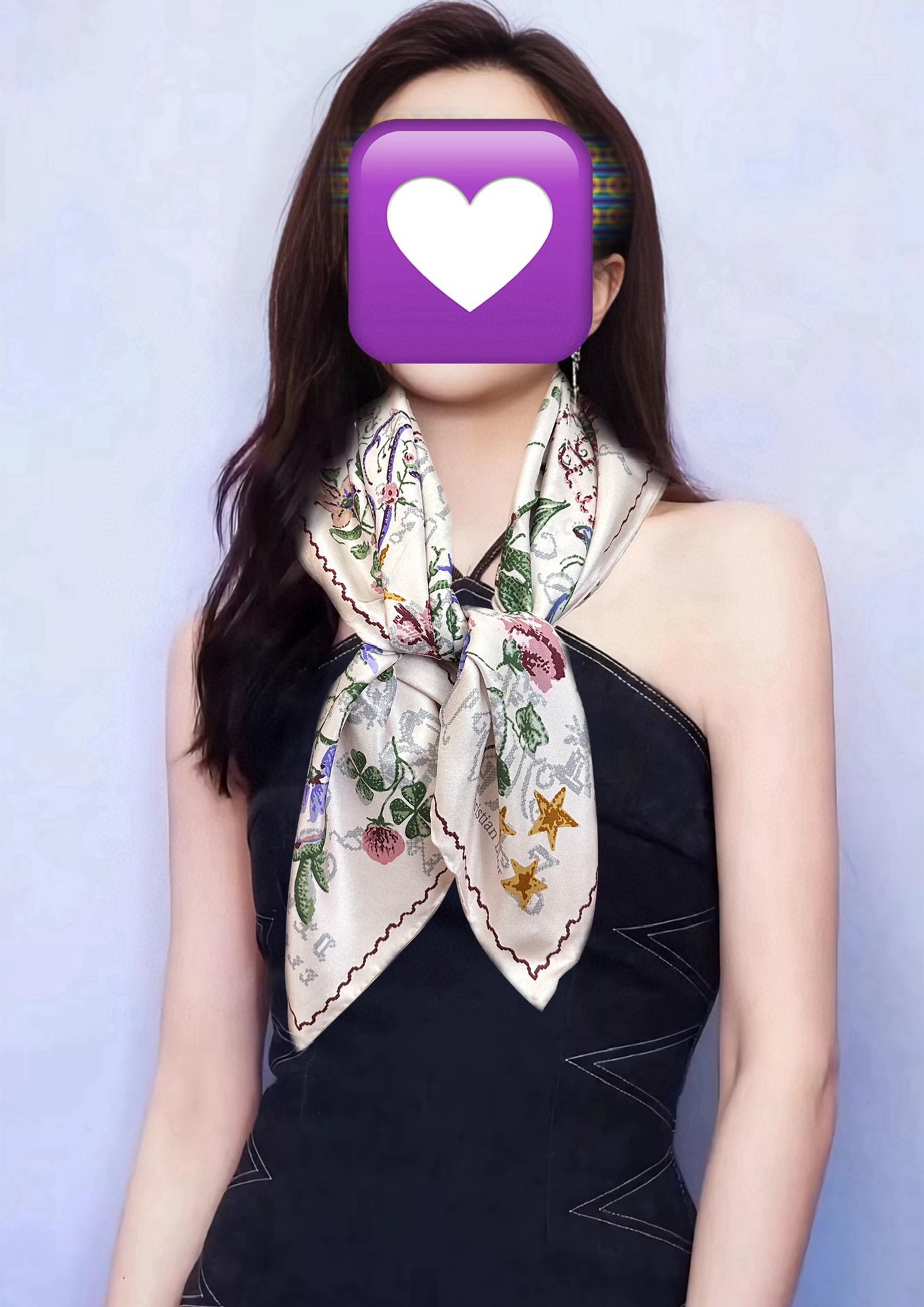 NO:338337,High-version Dior [Retro Cross Stitch] This square scarf is decorated with Christian 1947 prints [lips] with poetic design symbols and the logo that Mr. loves [deli] with cross needle embroidery effect to highlight the retro aesthetics [celebration] with ivory mulberry silk twill fabric [rose] with multi-colored patterns and hand-made curly edges [celebration] can be tied to the neck or used as a headscarf to create a fashionable classic shape [lip] Size: 90x90 Material silk high-version scarf, high-version scarf, dior, real silk19860909高版本Dior【复古十字绣】这款方巾饰以 Christian 1947 印花[嘴唇]点缀以充满诗情画意的 设计符号和 先生钟爱的标识[得意]以十字针法刺绣效果彰显复古美学[庆祝]采用象牙色桑蚕丝斜纹面料精心制作[玫瑰]饰以多色图案和手工卷边[庆祝]可系在颈部或作为头巾使用,打造时尚的经典造型[嘴唇]尺寸:90x90 材质真丝高版本围巾,高版本围巾,dior,real silk,scarf