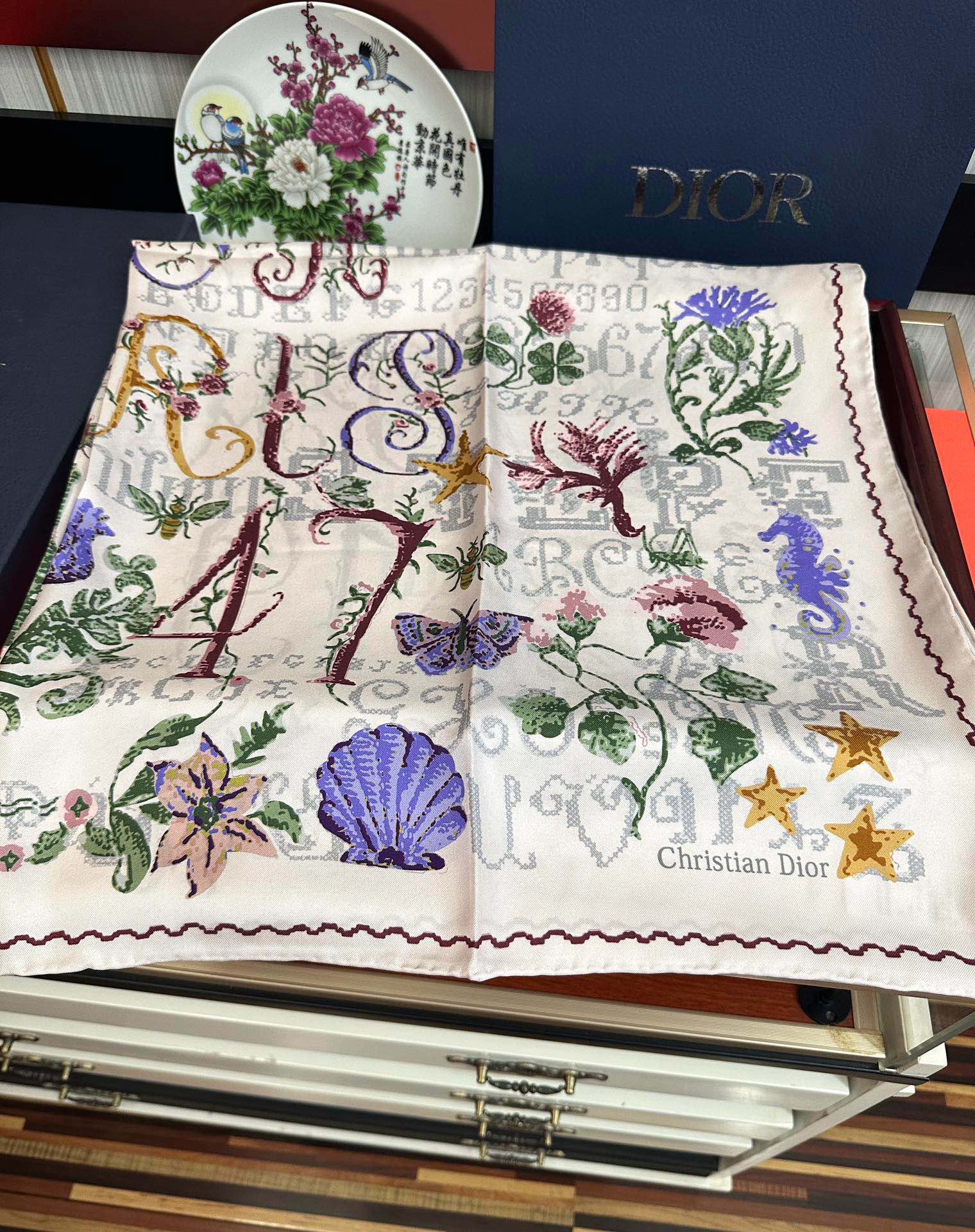  。高版本Dior【复古十字绣】这款方巾饰以 Christian 1947 印花嘴唇点缀以充满诗情画意的