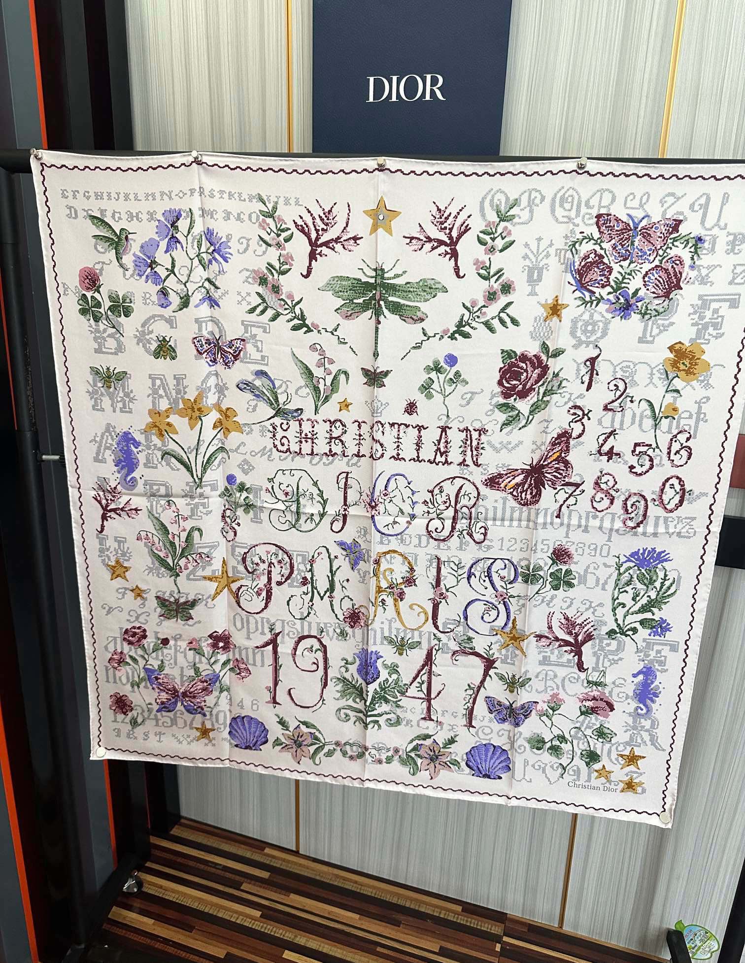  。高版本Dior【复古十字绣】这款方巾饰以 Christian 1947 印花嘴唇点缀以充满诗情画意的