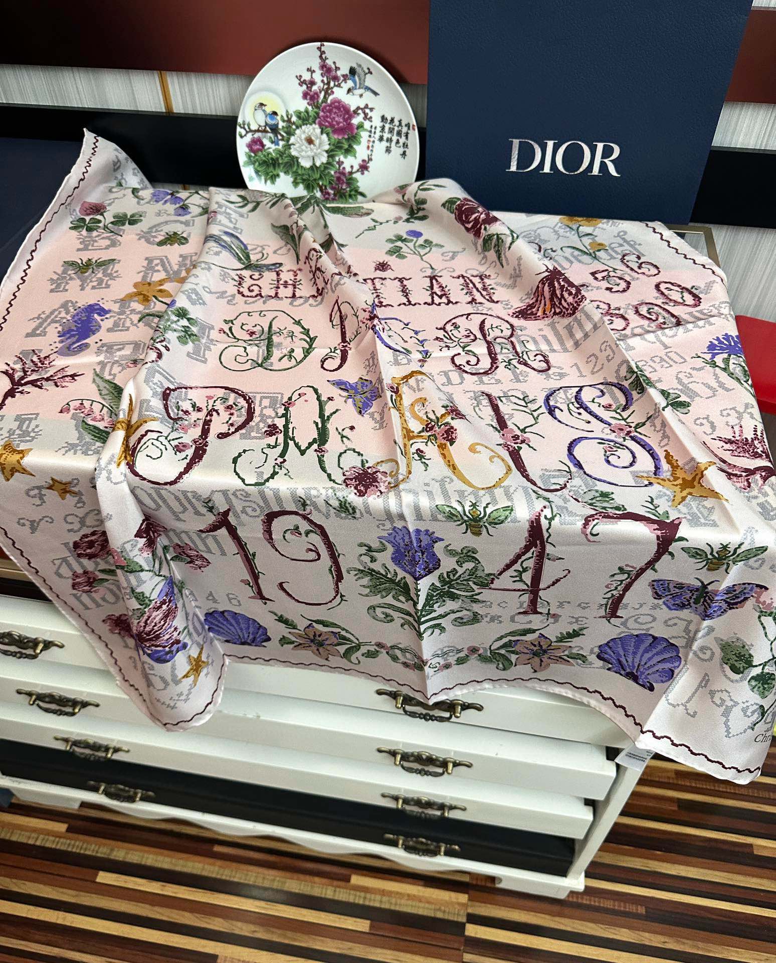  。高版本Dior【复古十字绣】这款方巾饰以 Christian 1947 印花嘴唇点缀以充满诗情画意的