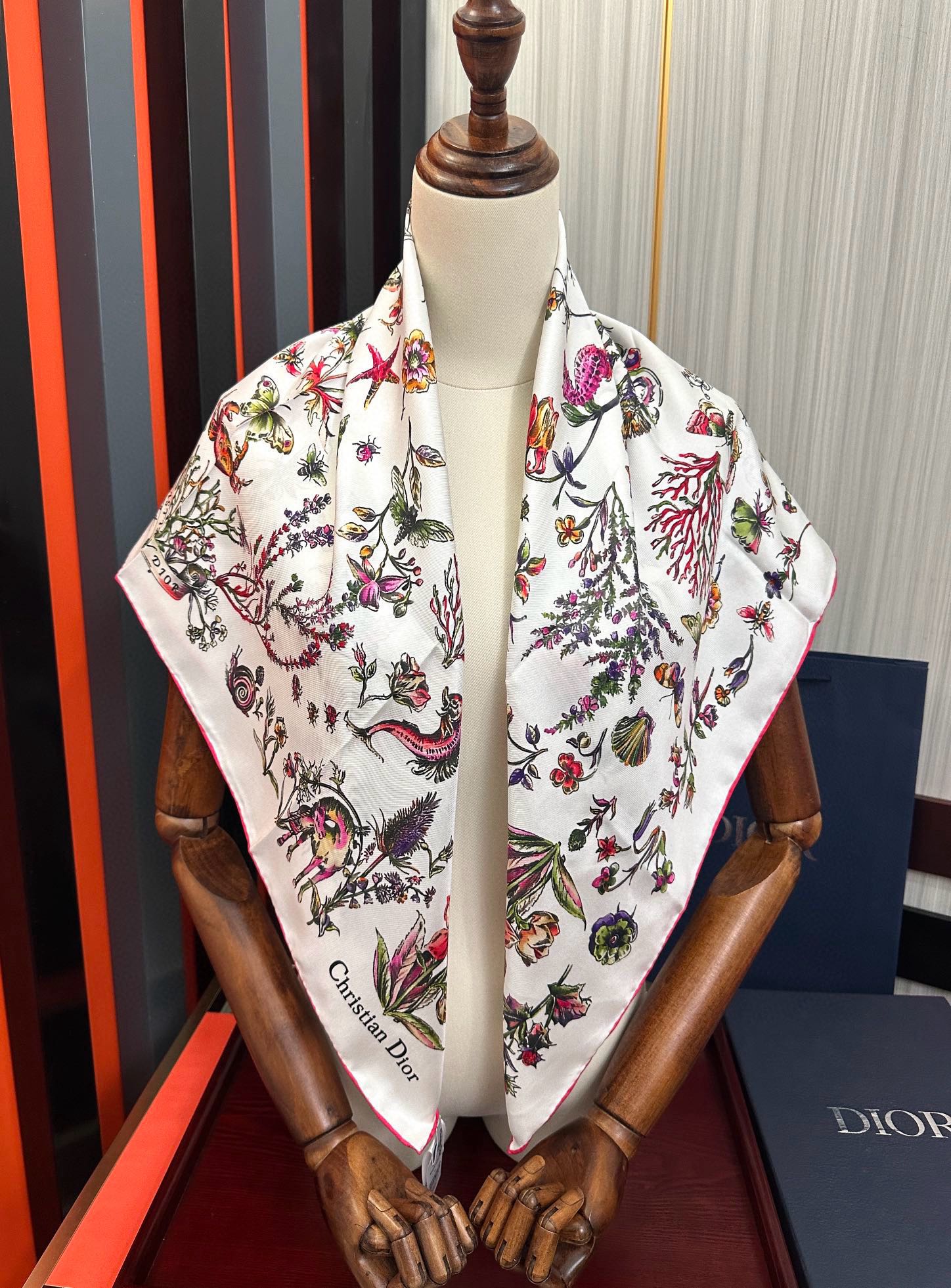 🆕上新Dior 最新款官网同步Camo PaPillon 图案印花庆祝以优雅而诗意的设计全新演绎蝴蝶主题