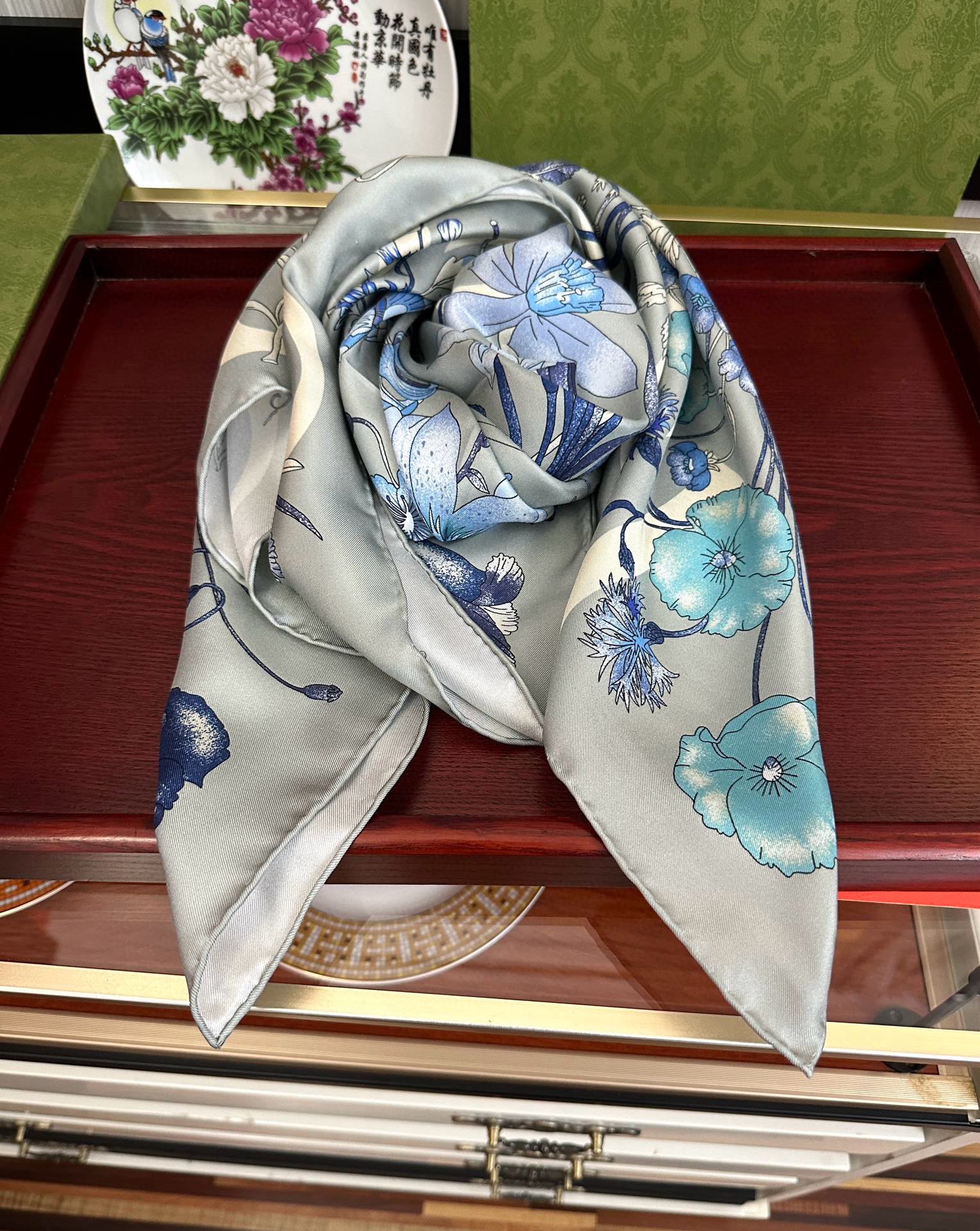  。新款 古奇《花卉丝巾》斜纹真丝 精致手工卷边庆祝光泽柔滑且垂感极佳得意以典雅的蓝色为基调嘴唇将品牌标