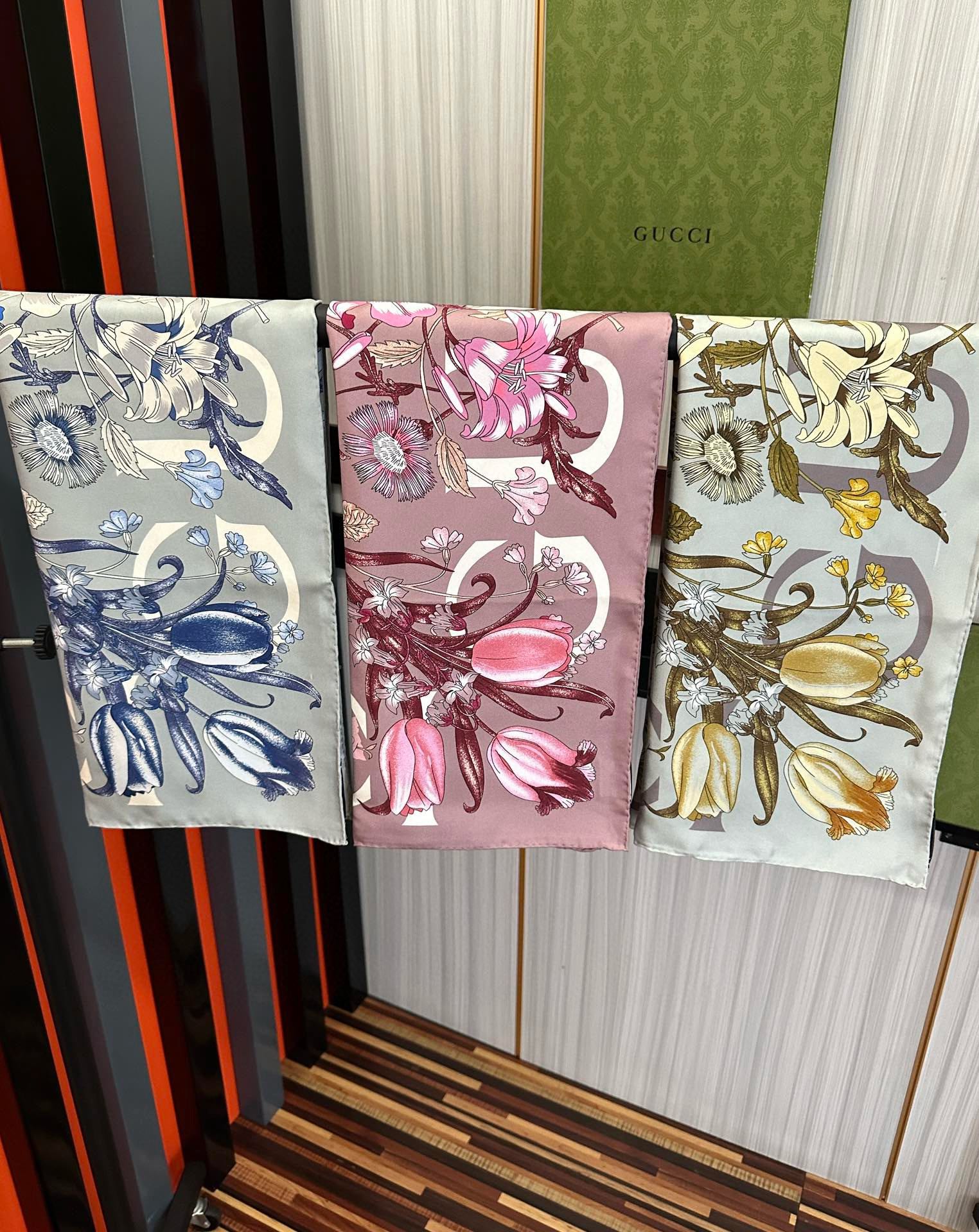  。新款 古奇《花卉丝巾》斜纹真丝 精致手工卷边庆祝光泽柔滑且垂感极佳得意以典雅的蓝色为基调嘴唇将品牌标