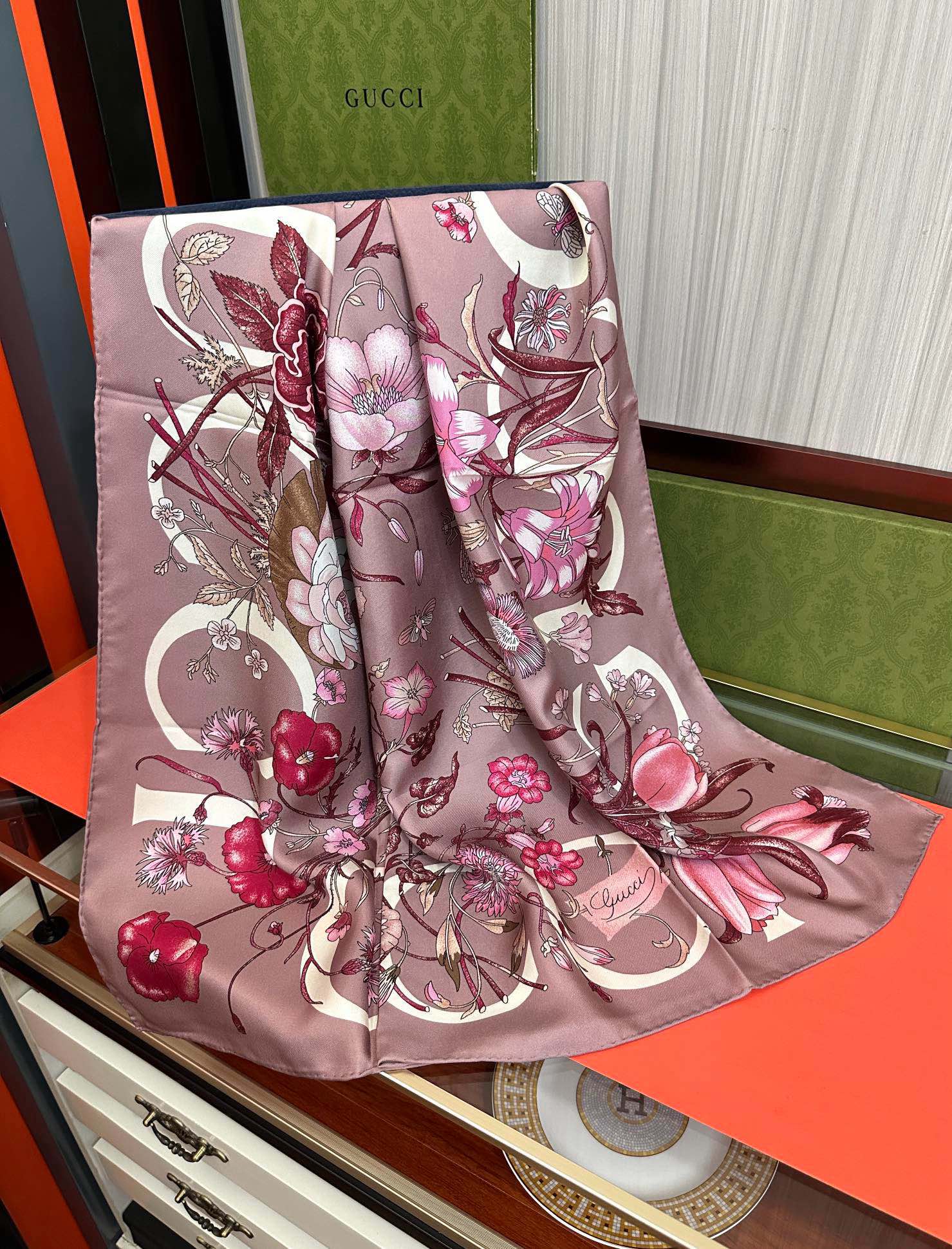  。新款 古奇《花卉丝巾》斜纹真丝 精致手工卷边庆祝光泽柔滑且垂感极佳得意以典雅的蓝色为基调嘴唇将品牌标