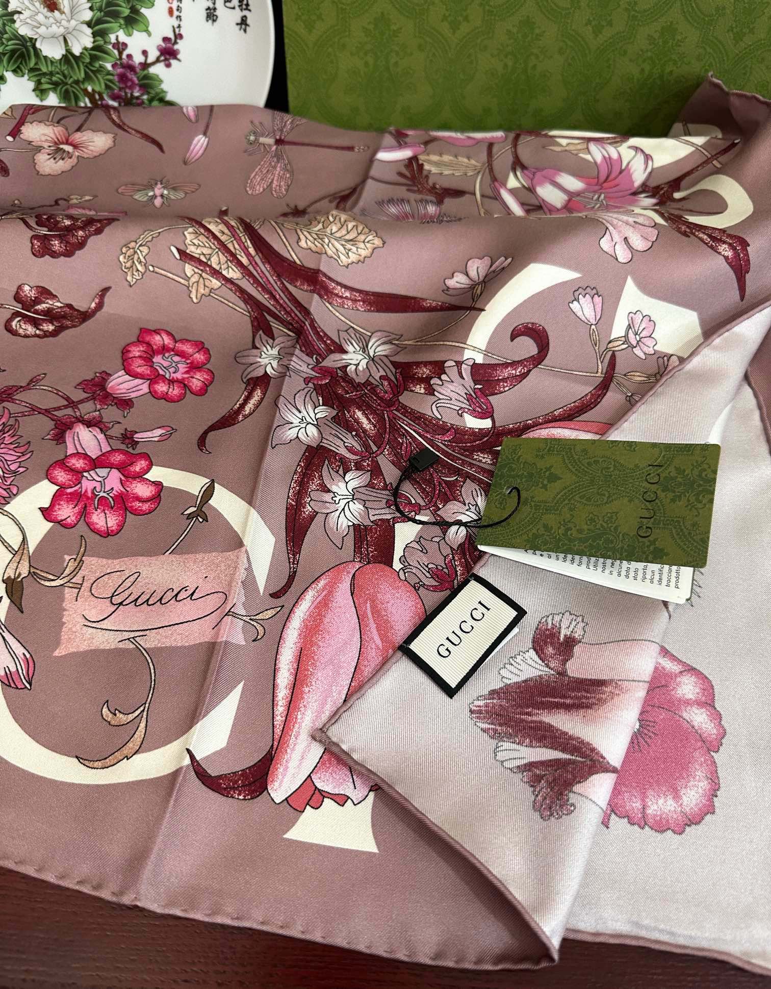  。新款 古奇《花卉丝巾》斜纹真丝 精致手工卷边庆祝光泽柔滑且垂感极佳得意以典雅的蓝色为基调嘴唇将品牌标