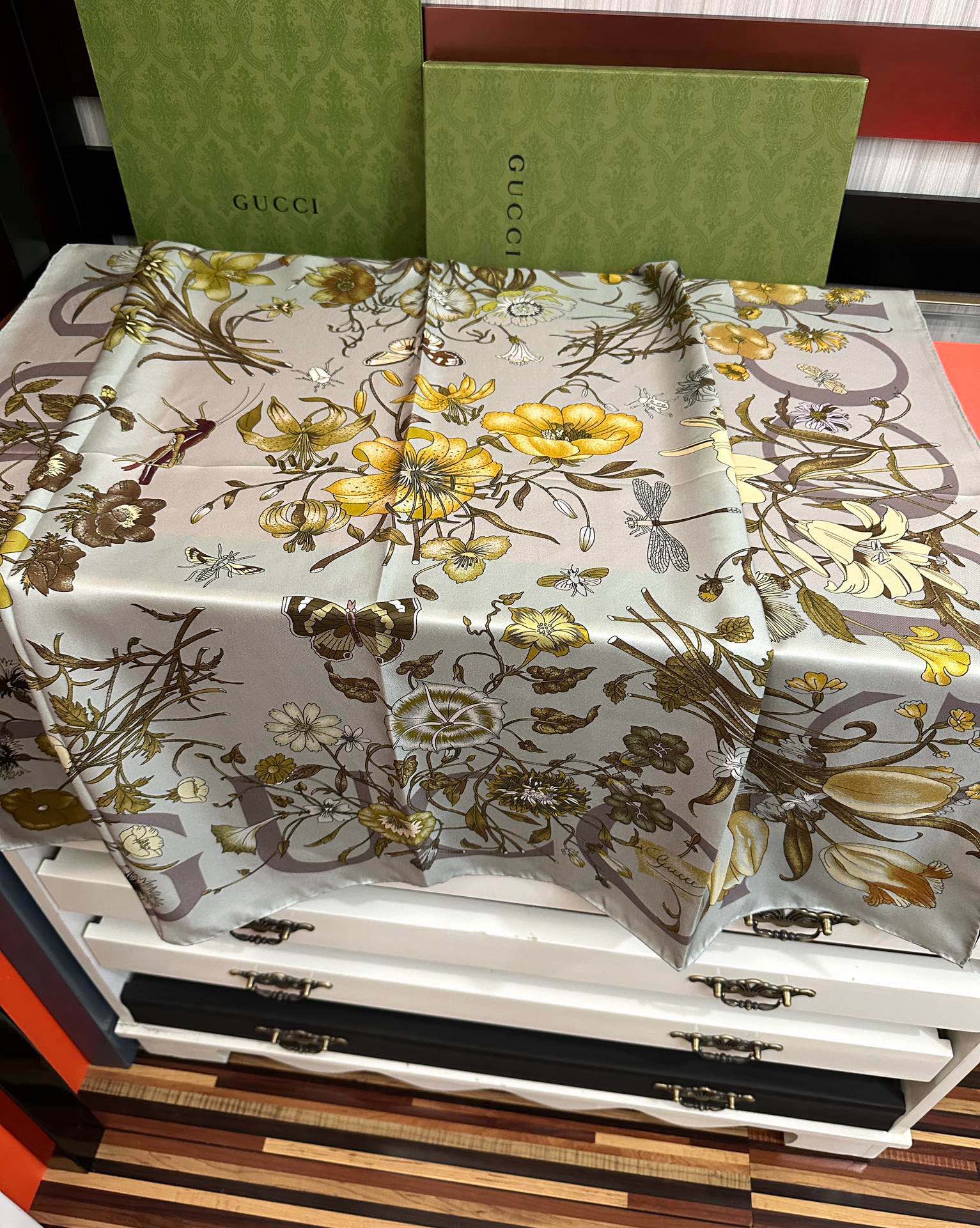  。新款 古奇《花卉丝巾》斜纹真丝 精致手工卷边庆祝光泽柔滑且垂感极佳得意以典雅的蓝色为基调嘴唇将品牌标