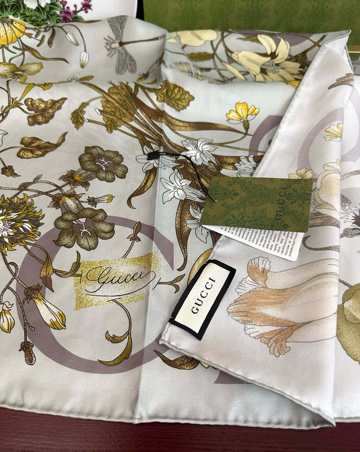  。新款 古奇《花卉丝巾》斜纹真丝 精致手工卷边庆祝光泽柔滑且垂感极佳得意以典雅的蓝色为基调嘴唇将品牌标