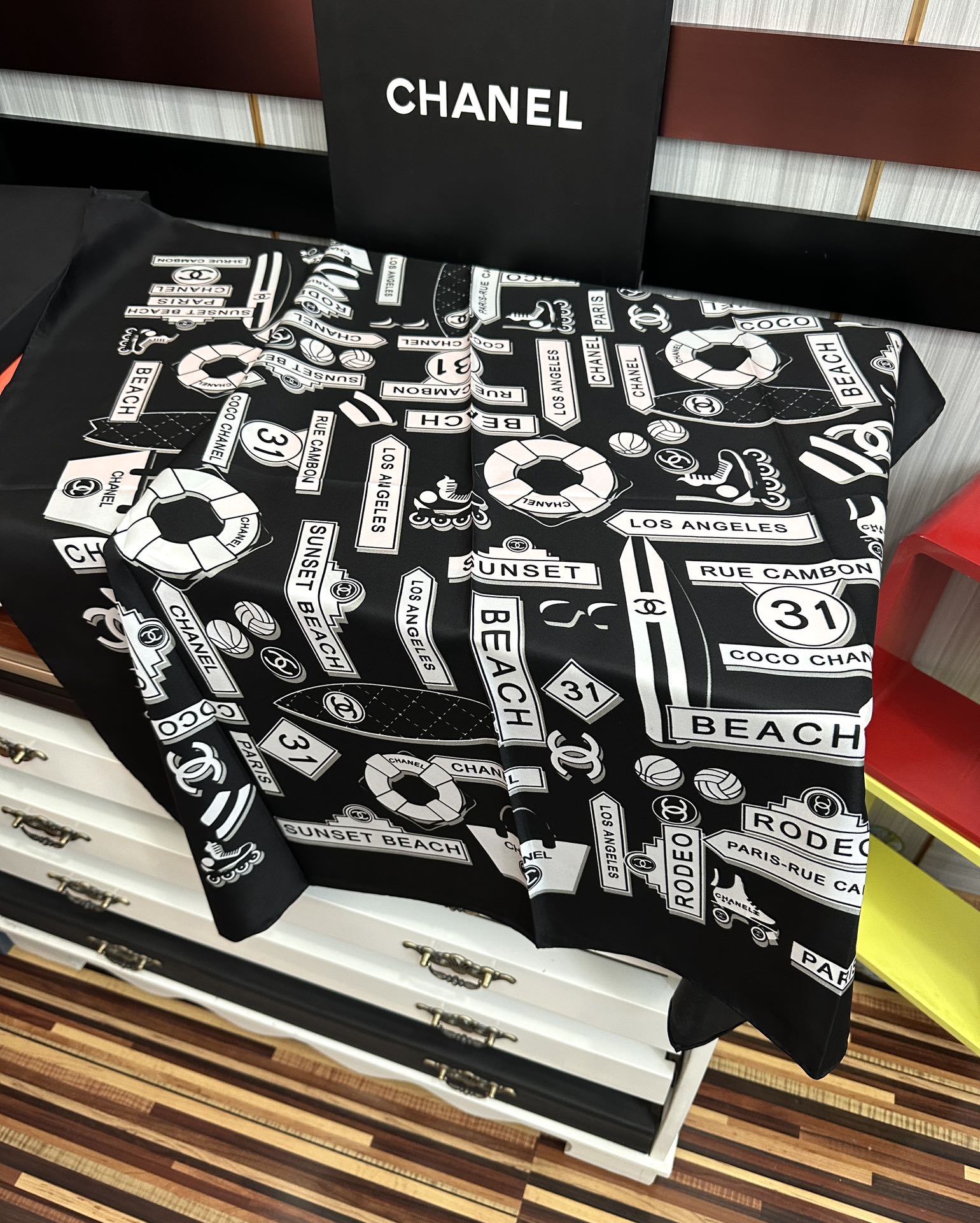  。2010香奈儿 顶级设计师 又一新款出货了庆祝靓女们必备款色太美了玫瑰上身效果非常美得意各种图案标志