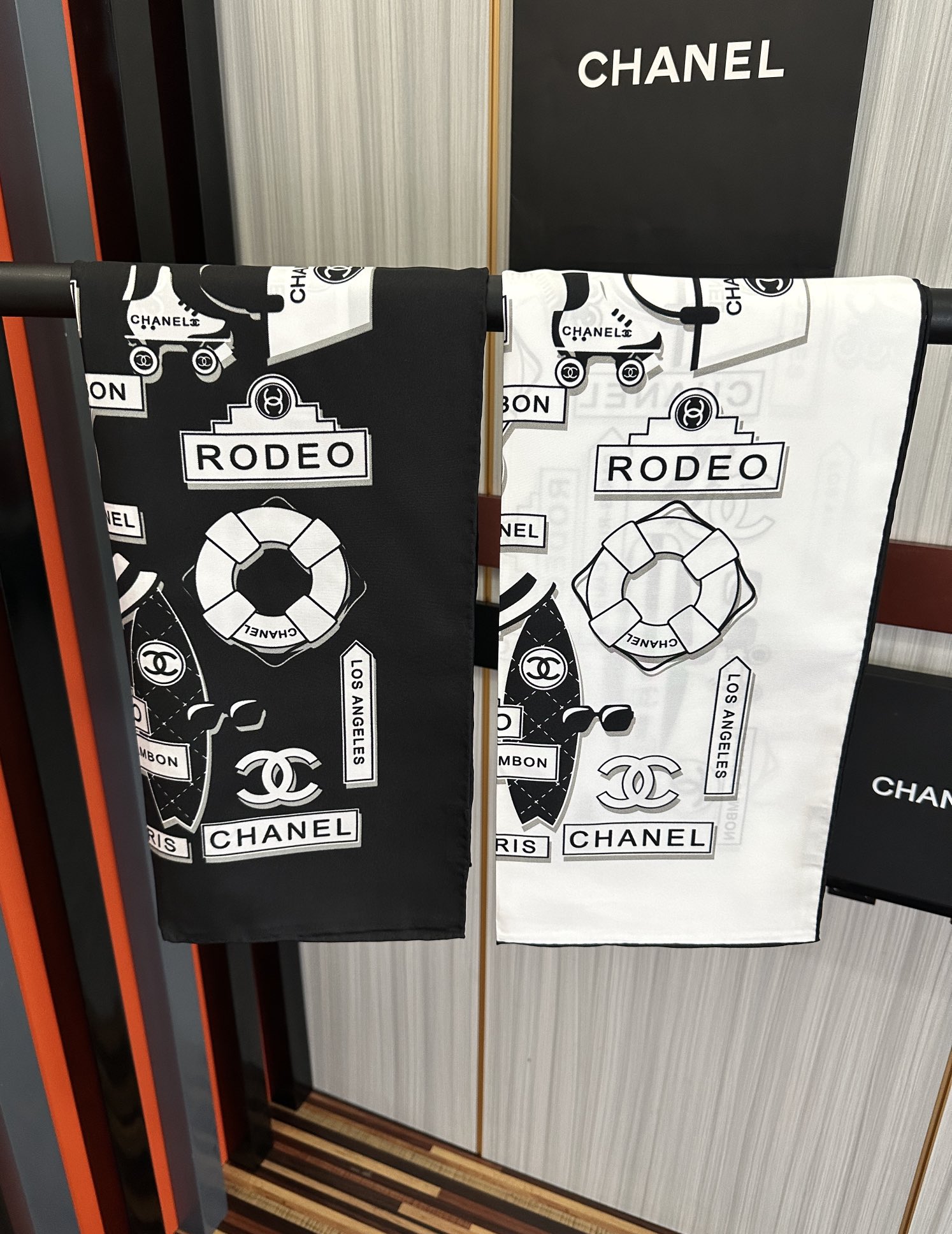  。2010香奈儿 顶级设计师 又一新款出货了庆祝靓女们必备款色太美了玫瑰上身效果非常美得意各种图案标志