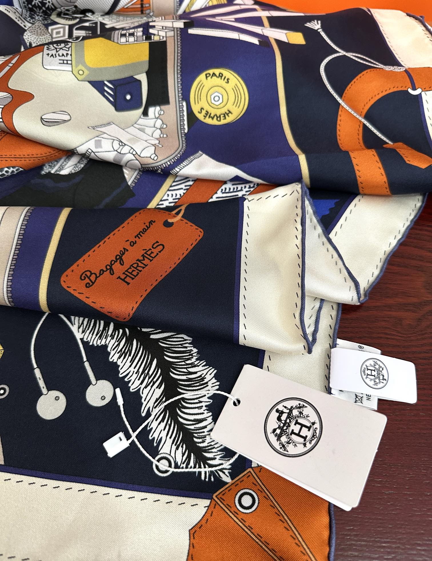 🆕爱 马 仕 官网同步手工卷边真丝方巾得意  这款爱马家展现强大而迷人的女性魅力精髓色此90厘米方巾推出