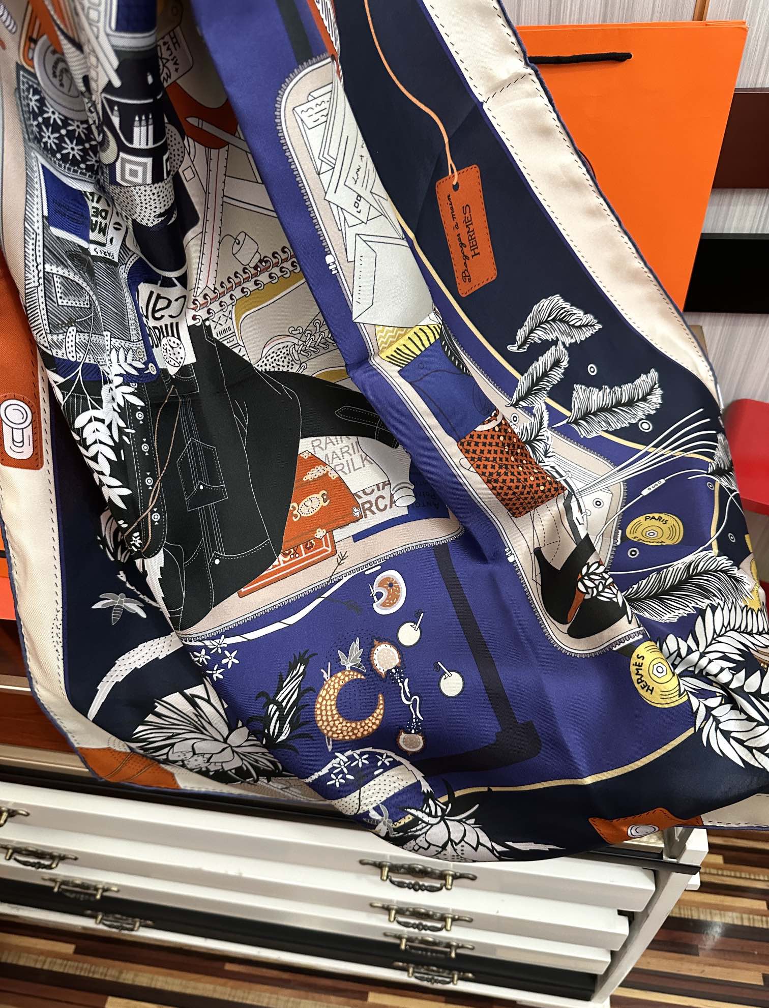 🆕爱 马 仕 官网同步手工卷边真丝方巾得意  这款爱马家展现强大而迷人的女性魅力精髓色此90厘米方巾推出