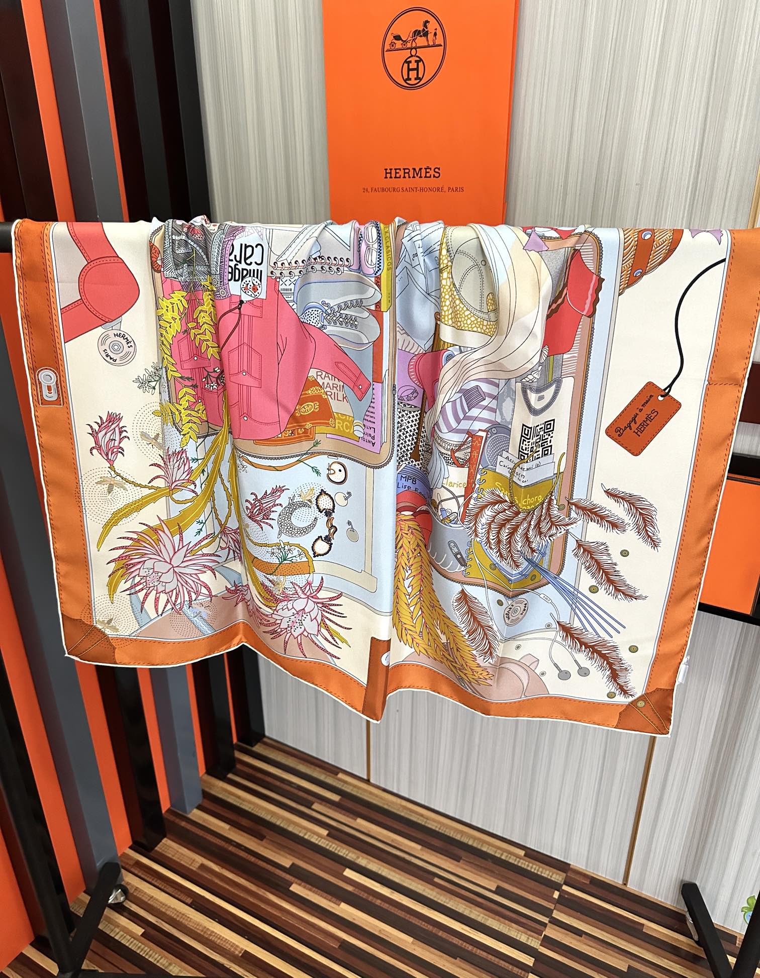 🆕爱 马 仕 官网同步手工卷边真丝方巾得意  这款爱马家展现强大而迷人的女性魅力精髓色此90厘米方巾推出