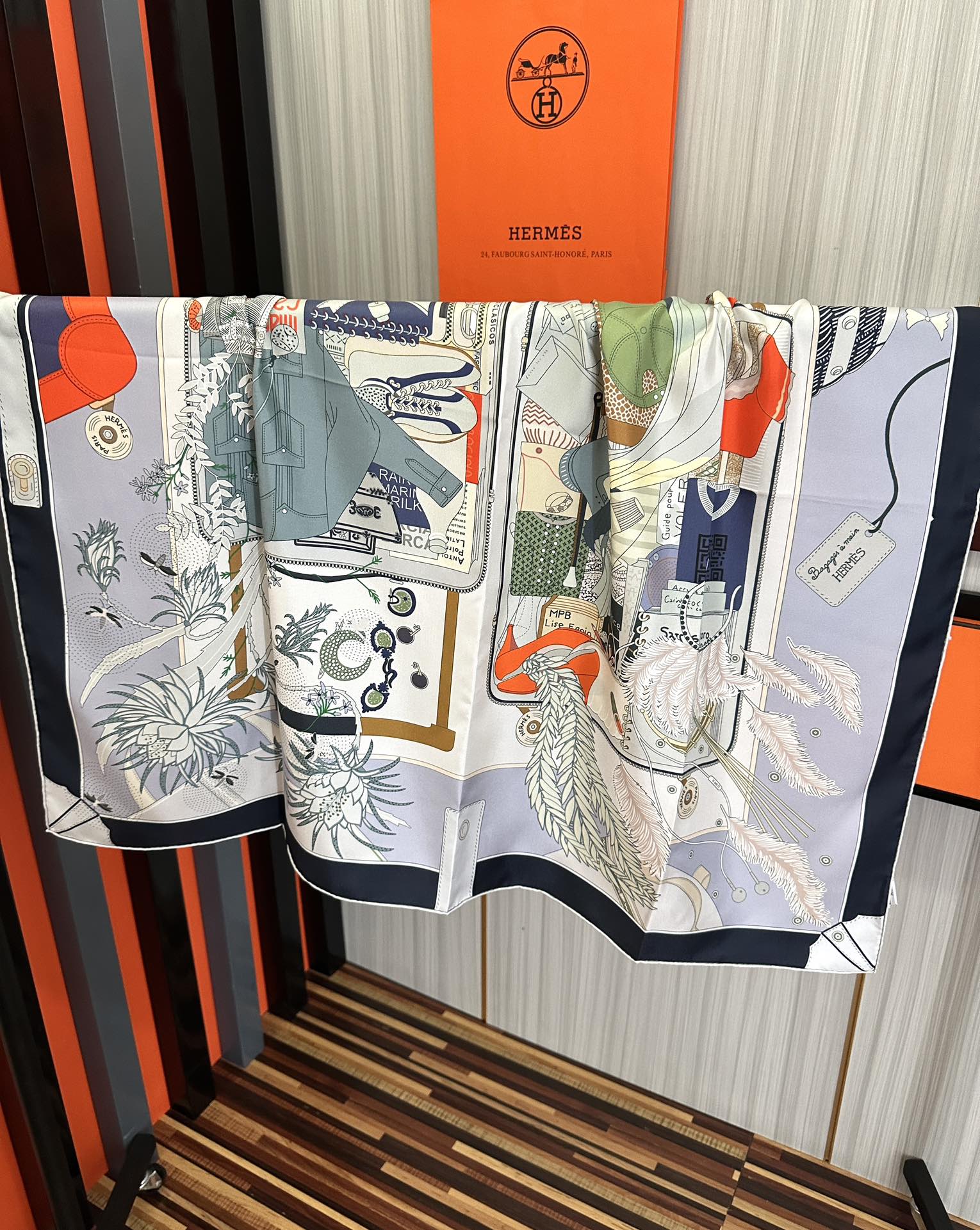 🆕爱 马 仕 官网同步手工卷边真丝方巾得意  这款爱马家展现强大而迷人的女性魅力精髓色此90厘米方巾推出