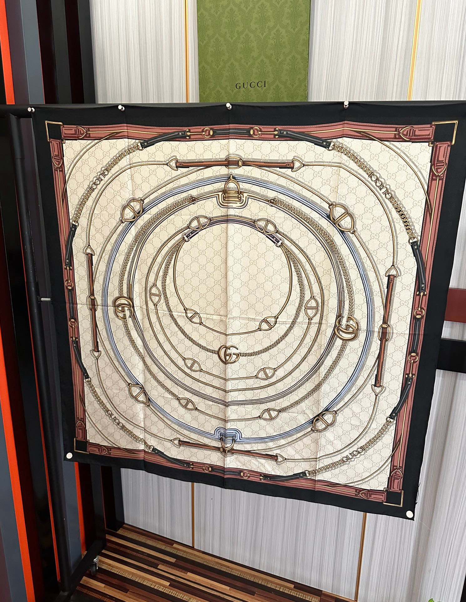 新款 。古奇 2025太美了必备款官网同步《皮革GG图案系列》印花方巾庆祝手工卷边品牌标志性不断焕新演绎