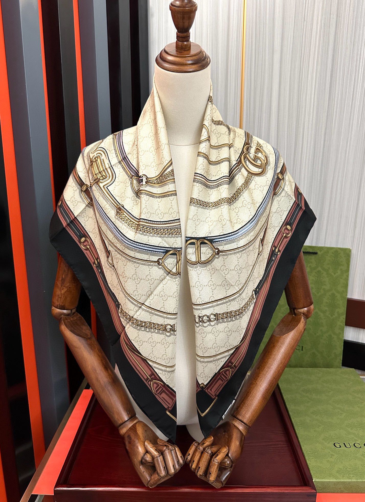 新款 。古奇 2025太美了必备款官网同步《皮革GG图案系列》印花方巾庆祝手工卷边品牌标志性不断焕新演绎