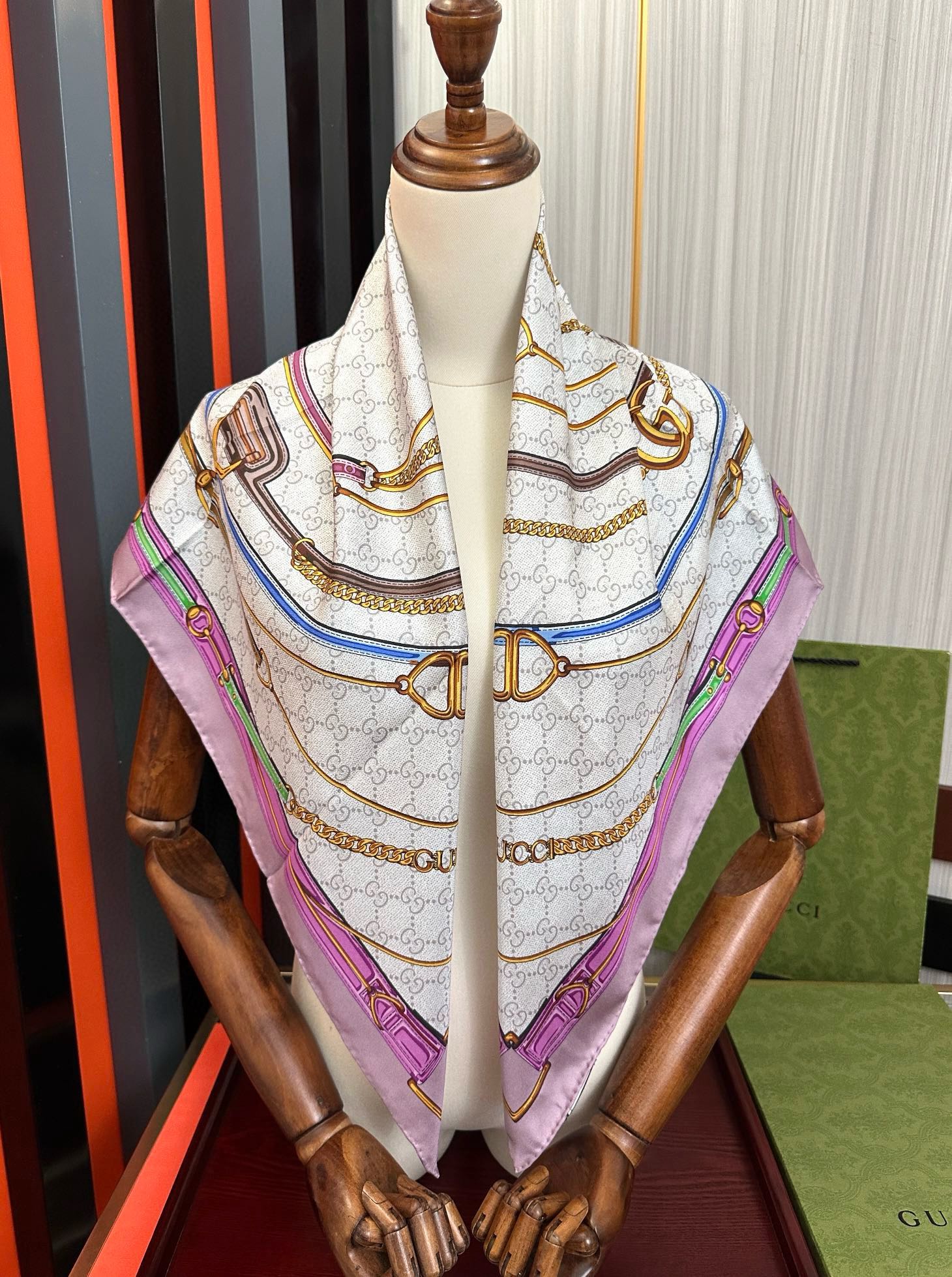 新款 。古奇 2025太美了必备款官网同步《皮革GG图案系列》印花方巾庆祝手工卷边品牌标志性不断焕新演绎