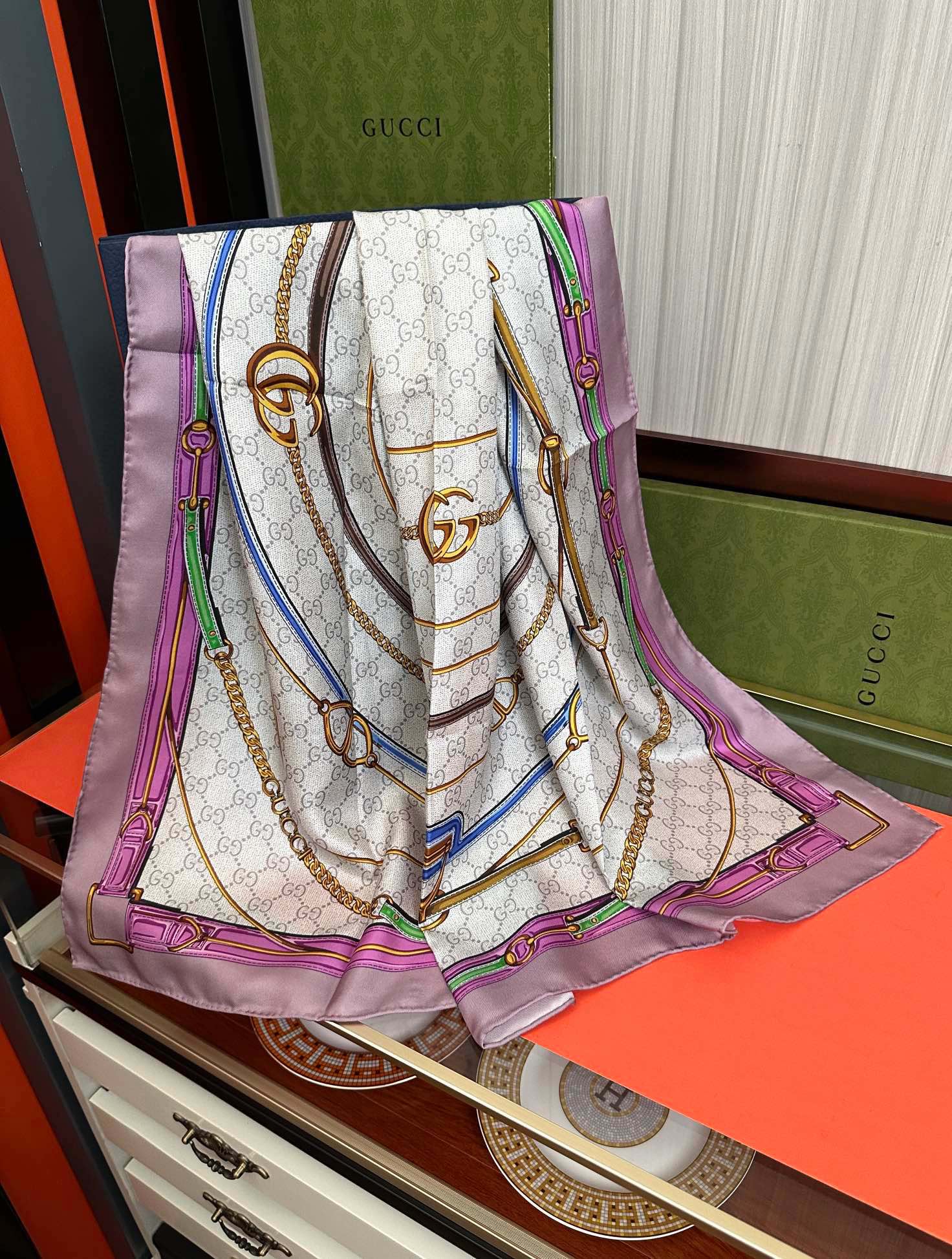 新款 。古奇 2025太美了必备款官网同步《皮革GG图案系列》印花方巾庆祝手工卷边品牌标志性不断焕新演绎