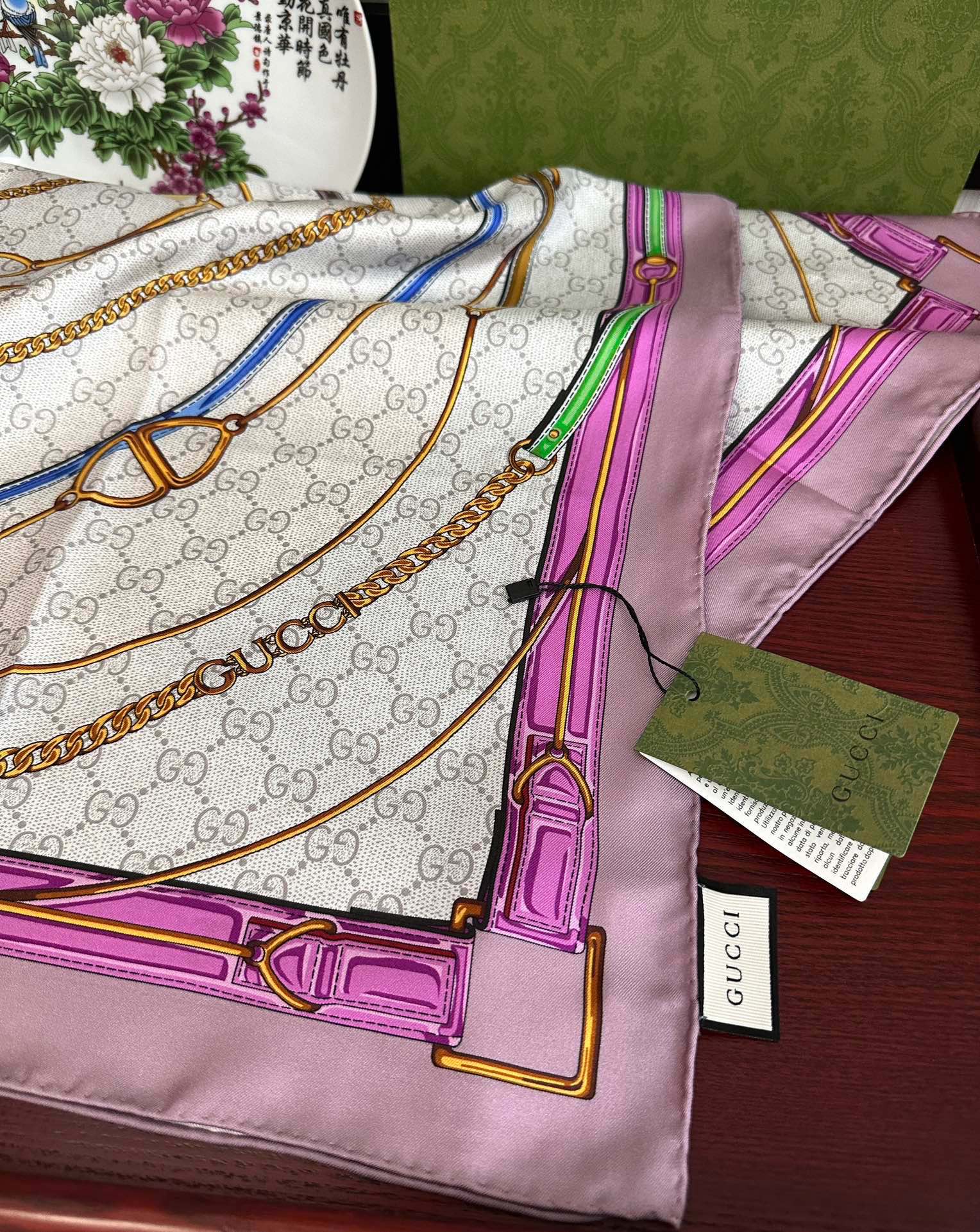 新款 。古奇 2025太美了必备款官网同步《皮革GG图案系列》印花方巾庆祝手工卷边品牌标志性不断焕新演绎