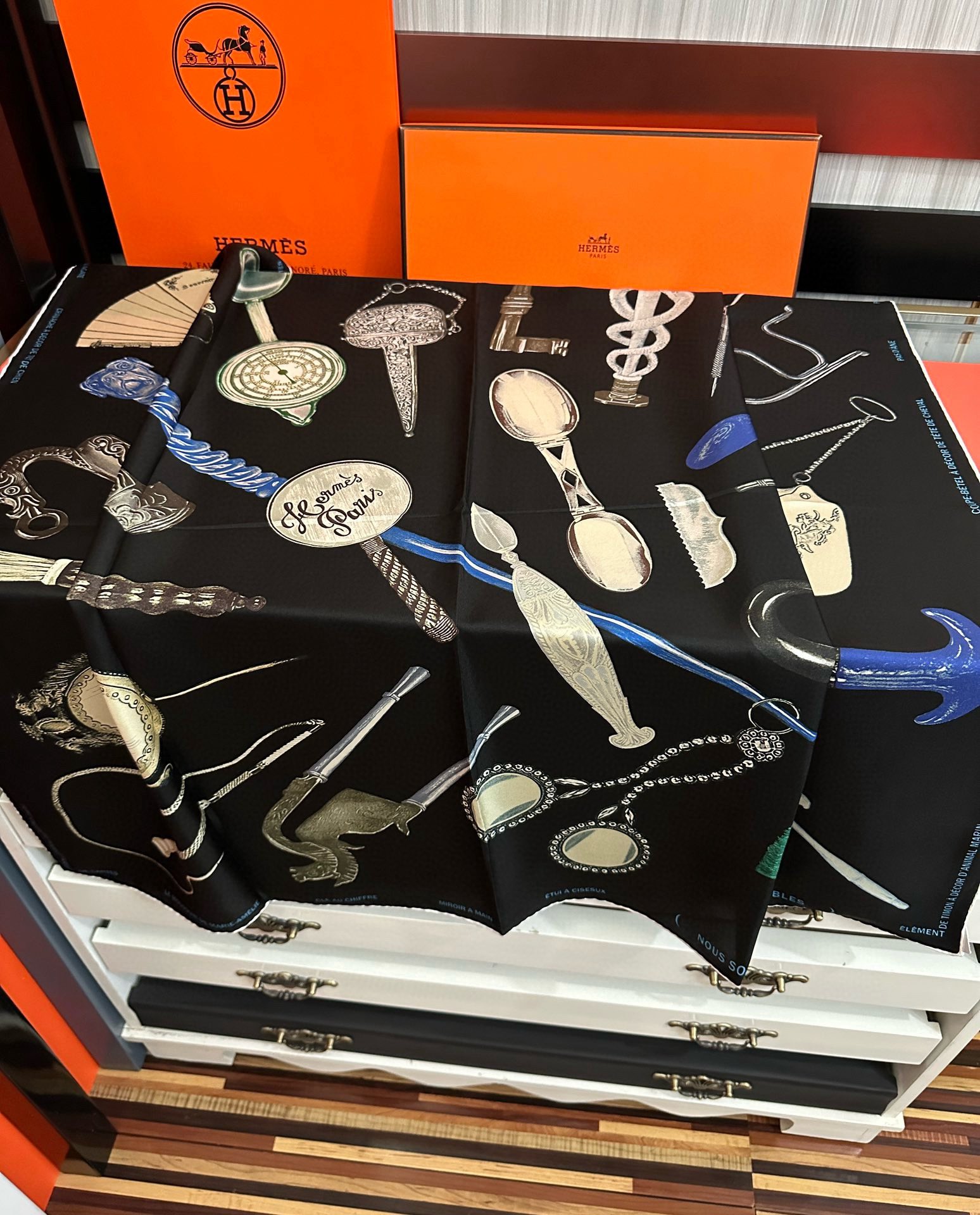 🆕2010 最新款 HERMES 重磅庆祝【形影相随】方巾嘴唇精简时髦，品质感很显好得意好搭到上瘾的丝巾