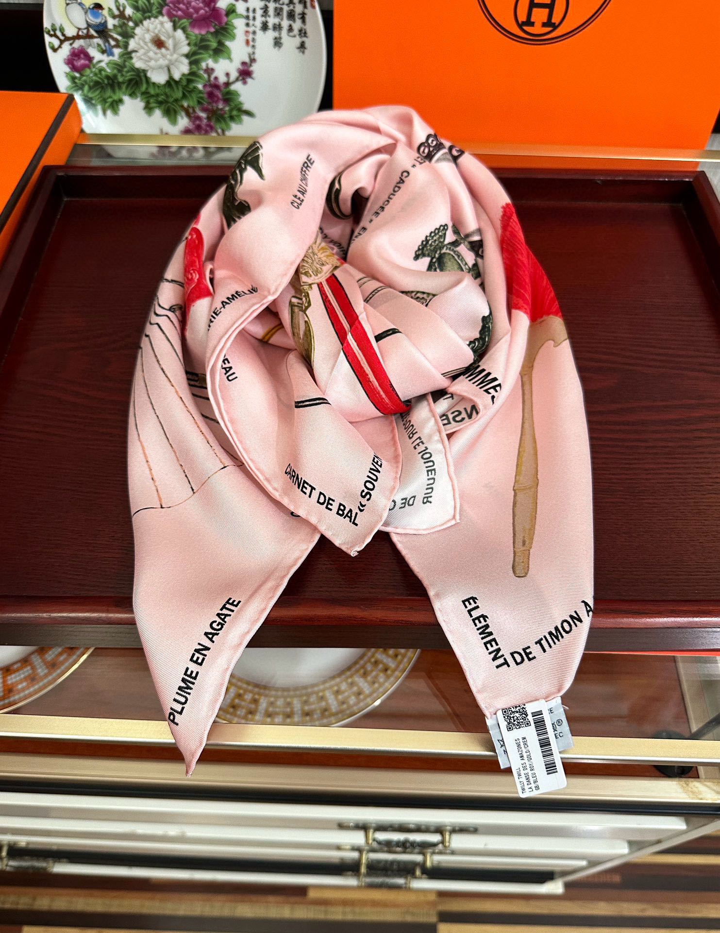 🆕2010 最新款 HERMES 重磅庆祝【形影相随】方巾嘴唇精简时髦，品质感很显好得意好搭到上瘾的丝巾