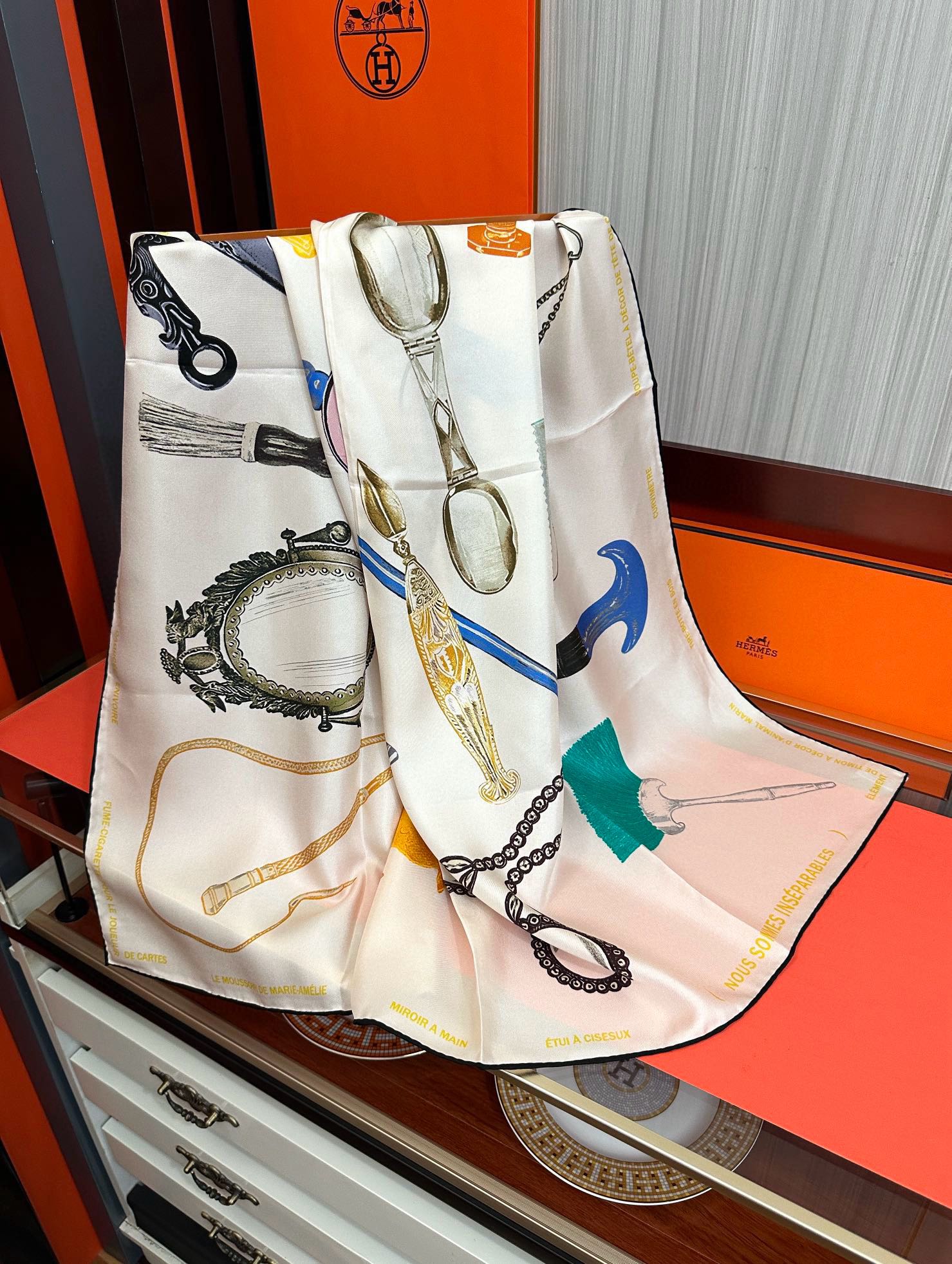🆕2010 最新款 HERMES 重磅庆祝【形影相随】方巾嘴唇精简时髦，品质感很显好得意好搭到上瘾的丝巾