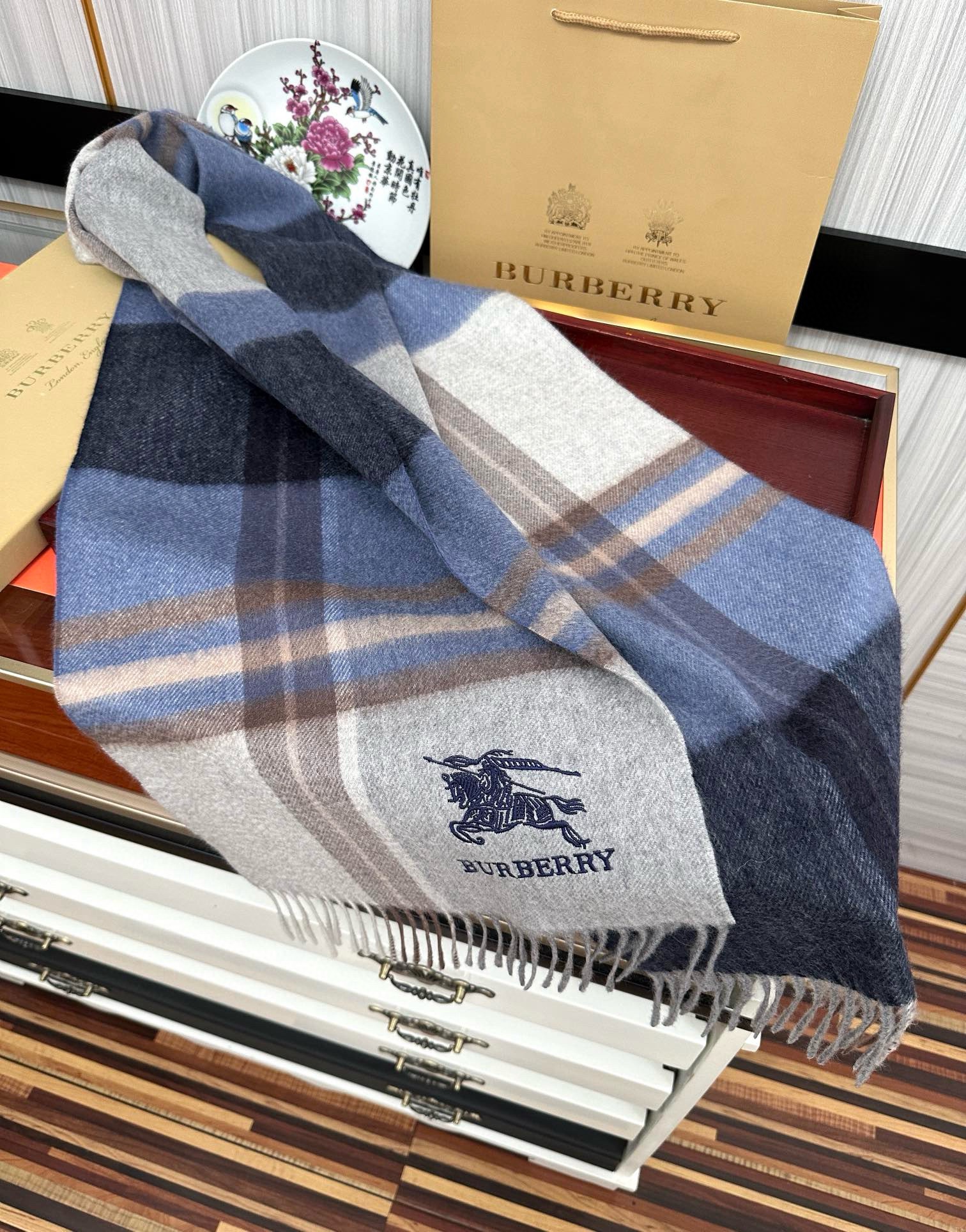 。85%山羊绒  2025 巴宝莉采用内蒙古顶级山羊绒，最新款男女通用情侣款👫重磅推荐💥 经典的格子，永