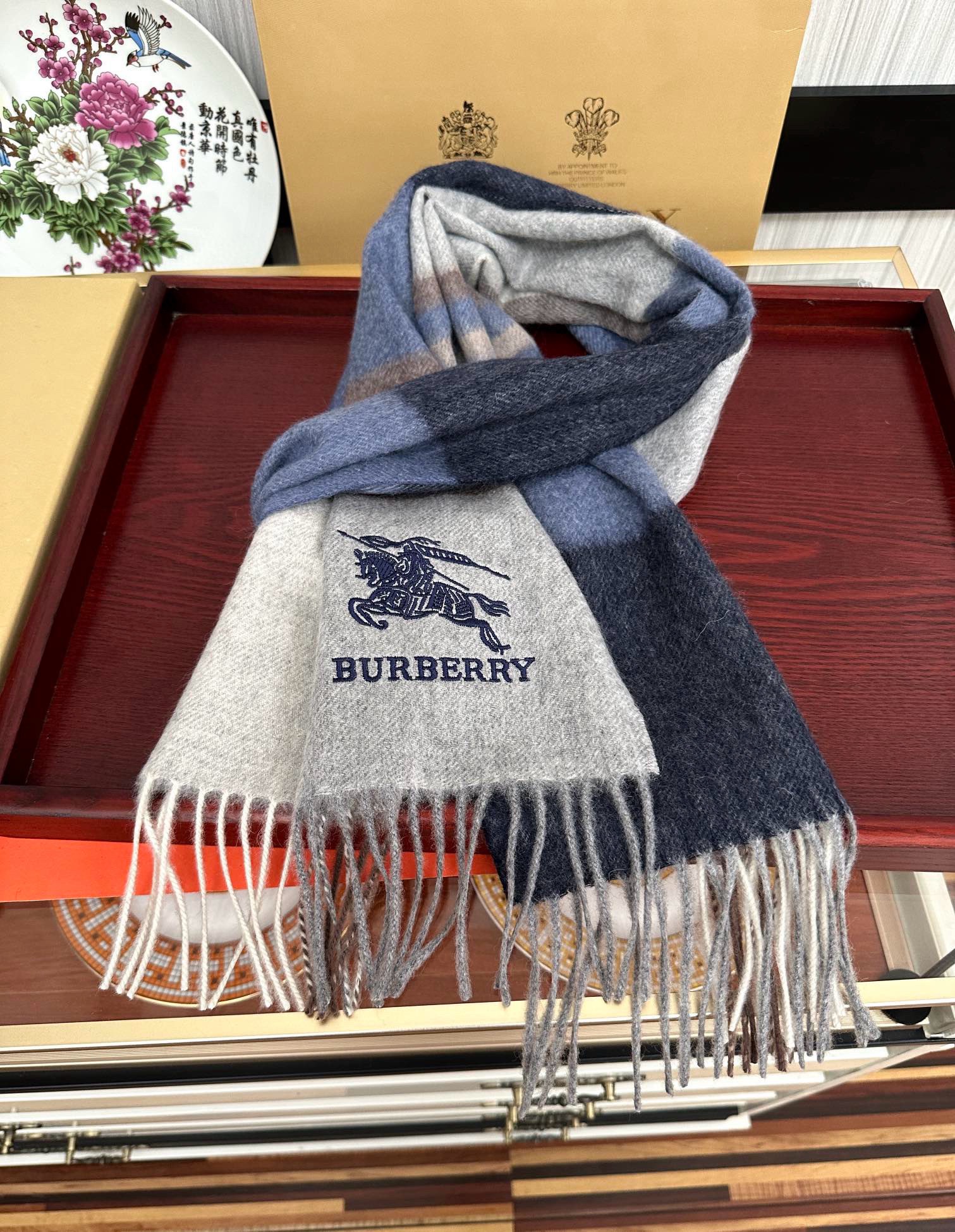 。85%山羊绒  2025 巴宝莉采用内蒙古顶级山羊绒，最新款男女通用情侣款👫重磅推荐💥 经典的格子，永