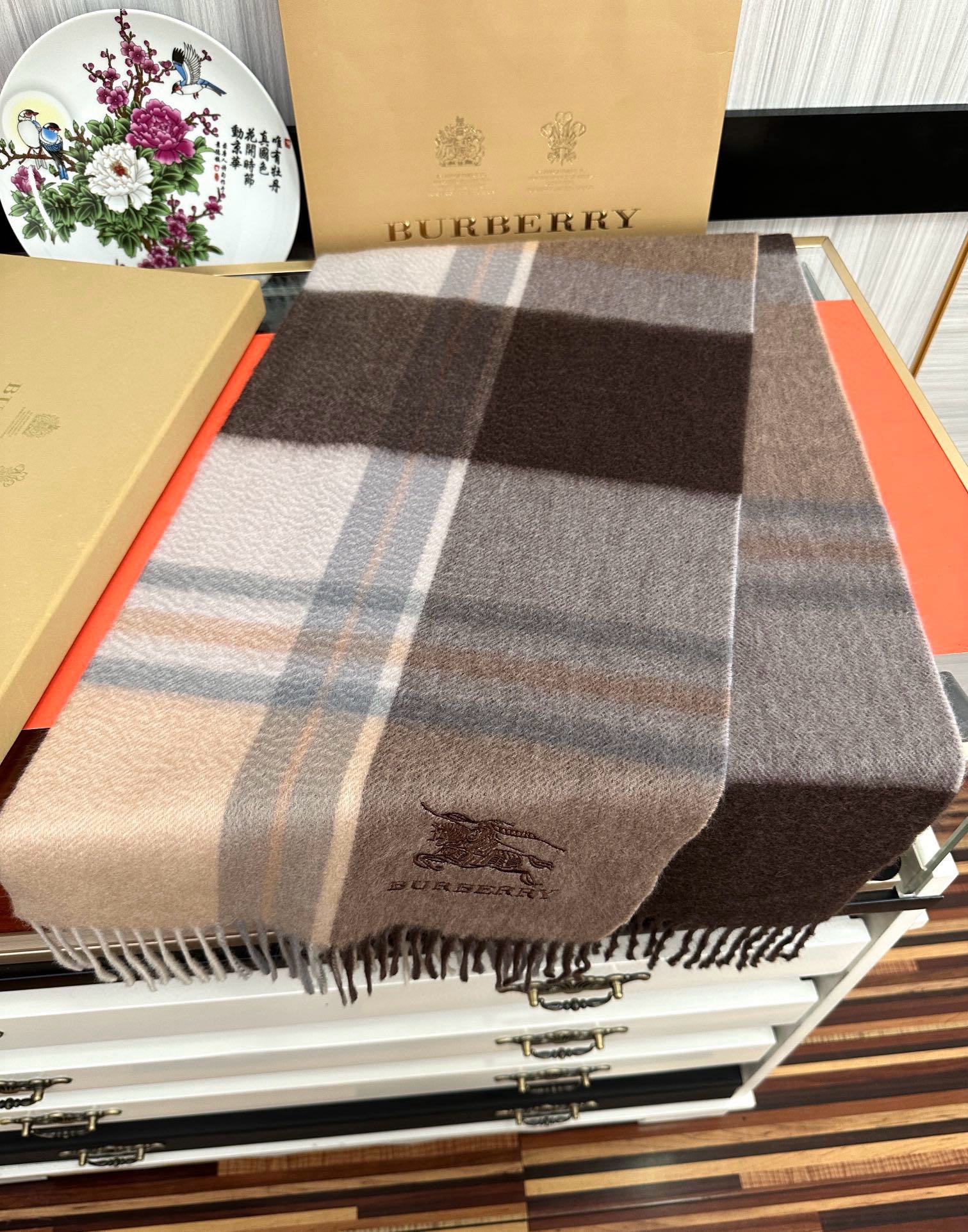 。85%山羊绒  2025 巴宝莉采用内蒙古顶级山羊绒，最新款男女通用情侣款👫重磅推荐💥 经典的格子，永