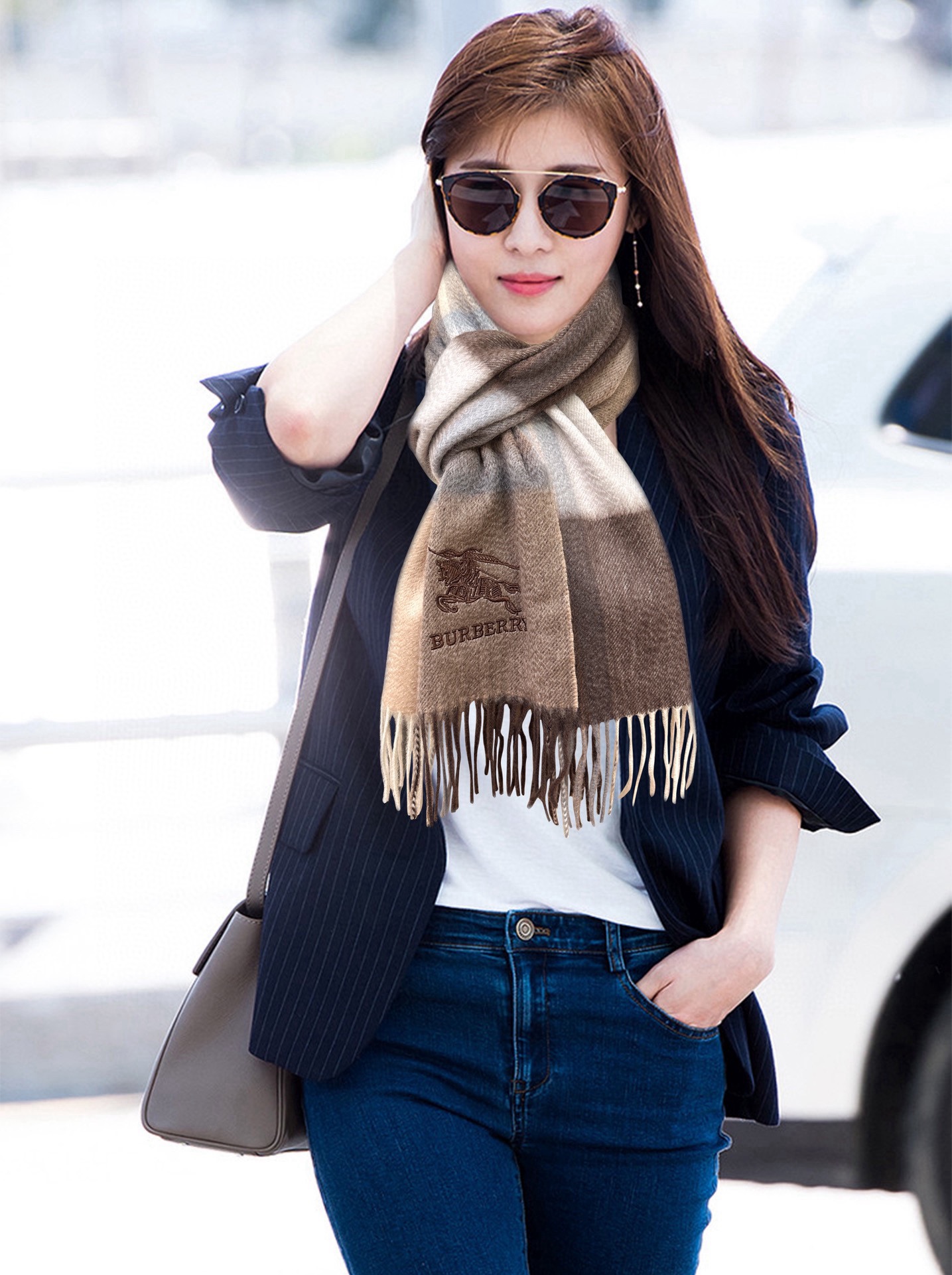 NO:338438,90 cashmere Burberry uses the top cashmere in Inner Mongolia, the latest universal couple model for men and women. The classic plaid is always timeless and very warm and soft and skin-friendly. The classic Burberry plaid design is so beautiful. Hurry up and start with the neutral style. Men and women choose their favorite colors, material cashmere, size 32x high-version scarf, high-version scarf, burberry1986090990山羊绒  巴宝莉采用内蒙古顶级山羊绒,最新款男女通用情侣款重磅推荐 经典的格子,永不过时非常保暖柔软亲肤,不扎脖经典巴宝莉格纹设计太美了赶紧下手吧中性款男女各自选择自己中意的颜色,材质山羊绒,尺寸32x高版本围巾,高版本围巾,burberry,scarf