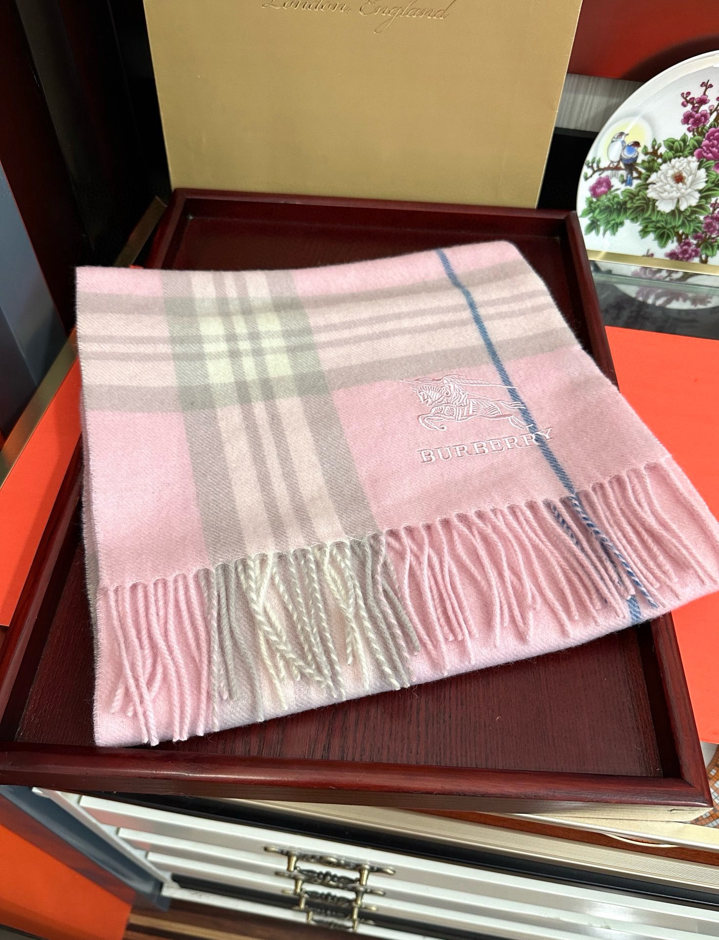 。巴宝莉2025。最新款💖【经典格子战马】男女通用情侣👫款，永不过时，上身效果非常棒👍质感醇尚的苏格兰风