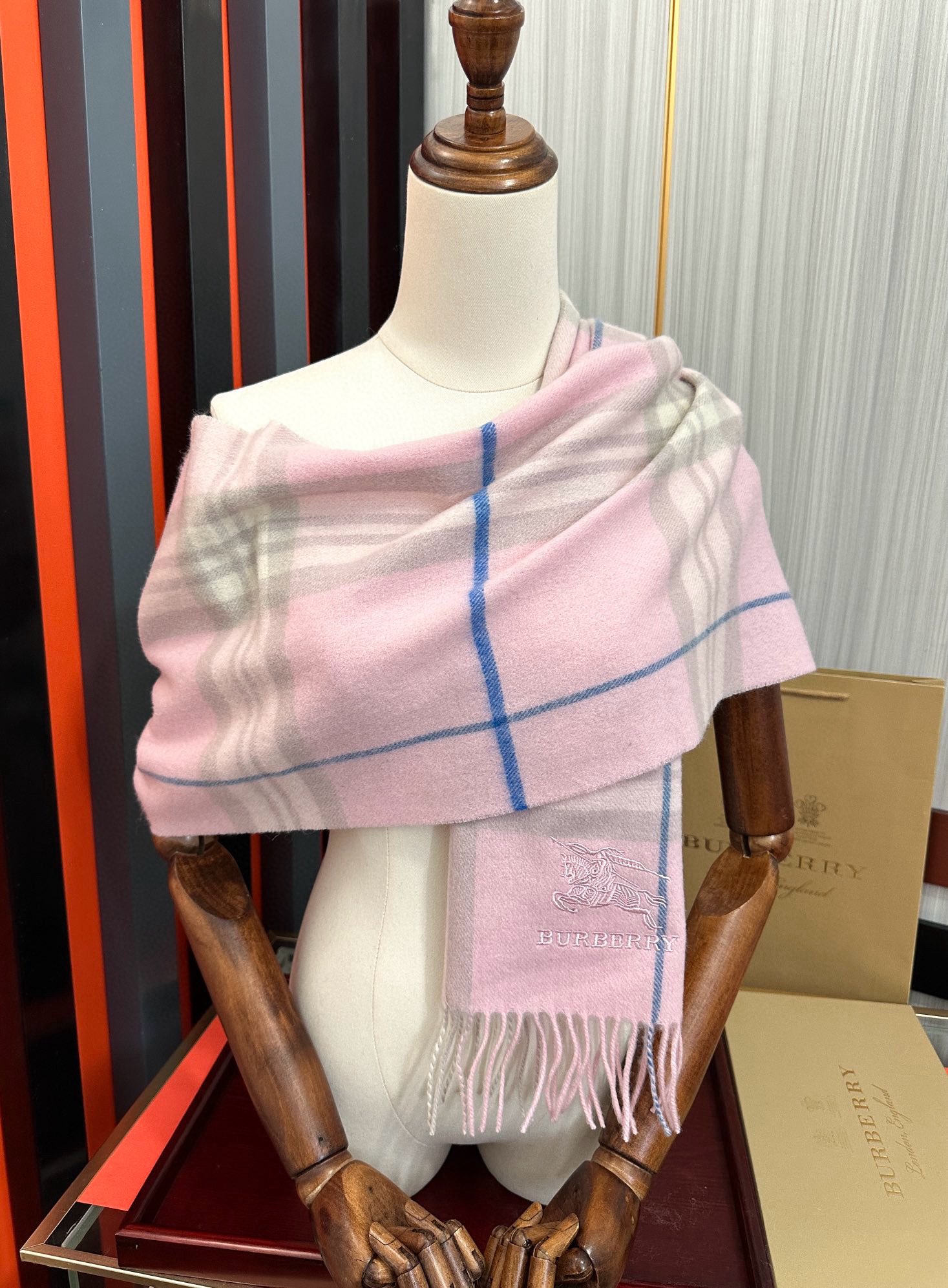 。巴宝莉2025。最新款💖【经典格子战马】男女通用情侣👫款，永不过时，上身效果非常棒👍质感醇尚的苏格兰风