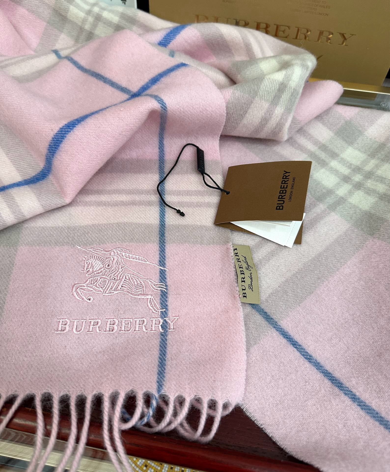 。巴宝莉2025。最新款💖【经典格子战马】男女通用情侣👫款，永不过时，上身效果非常棒👍质感醇尚的苏格兰风