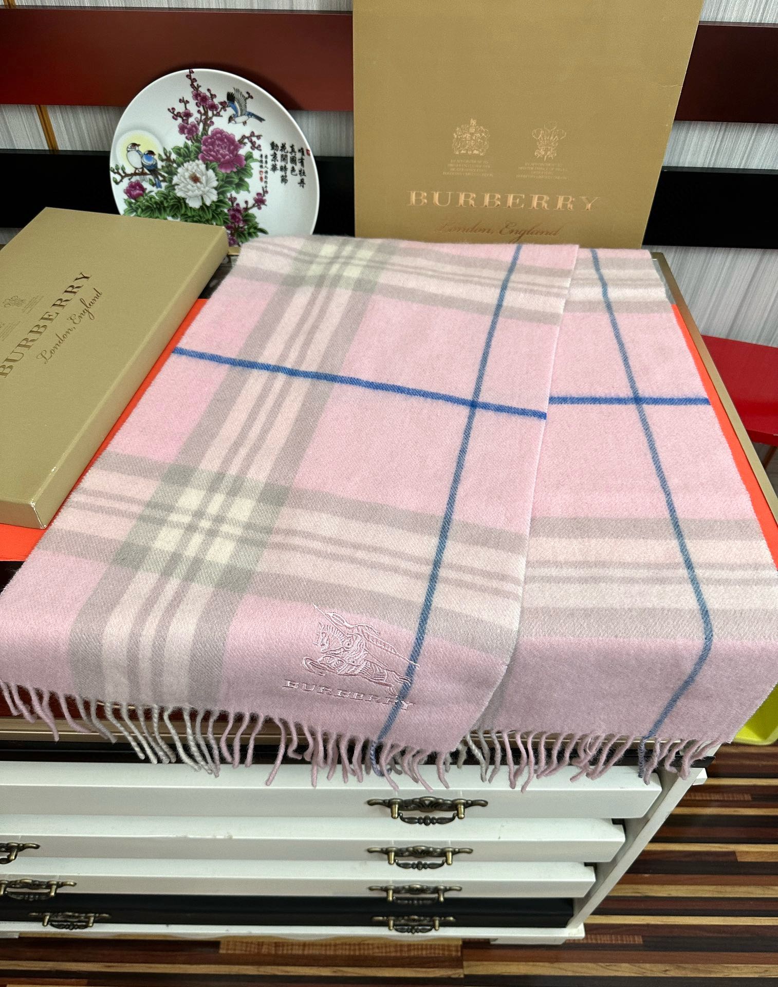 。巴宝莉2025。最新款💖【经典格子战马】男女通用情侣👫款，永不过时，上身效果非常棒👍质感醇尚的苏格兰风