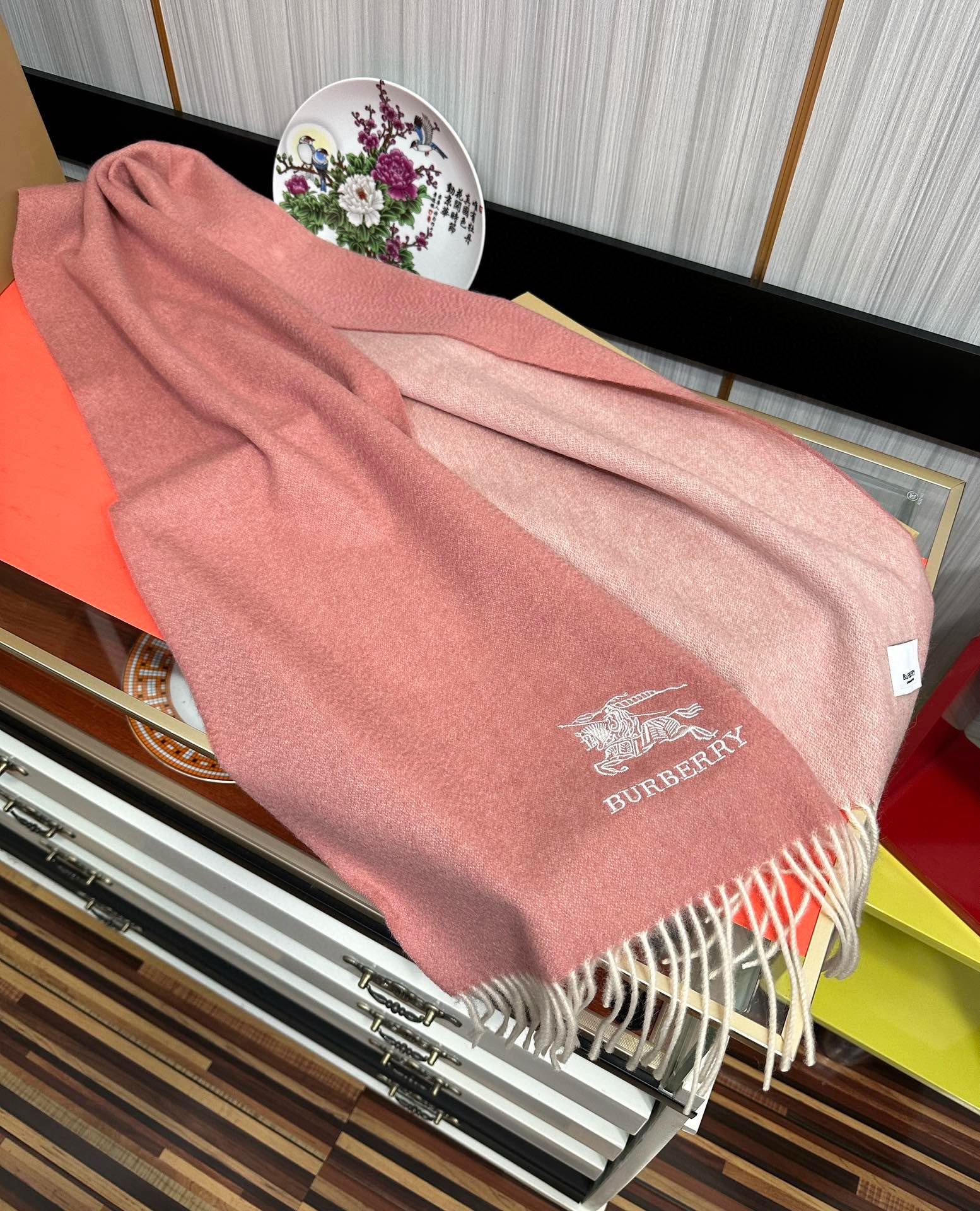 。 巴宝莉【刺绣战马】2025 最新款男女通用情侣款👫重磅推荐💥 经典的格子，永不过时。非常保暖柔软亲肤