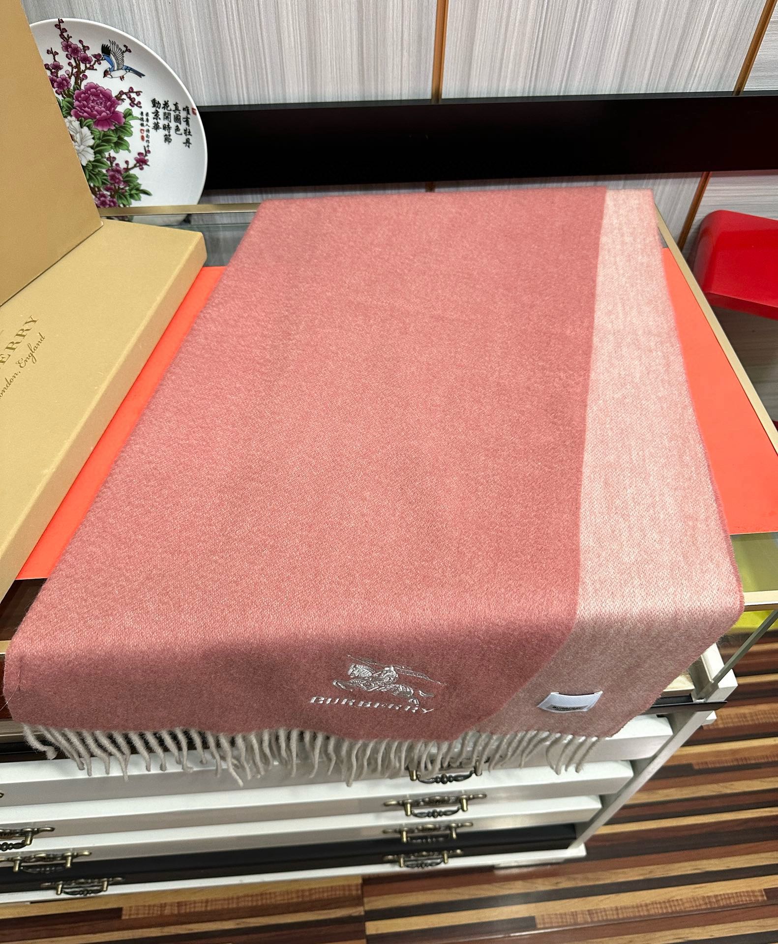 。 巴宝莉【刺绣战马】2025 最新款男女通用情侣款👫重磅推荐💥 经典的格子，永不过时。非常保暖柔软亲肤